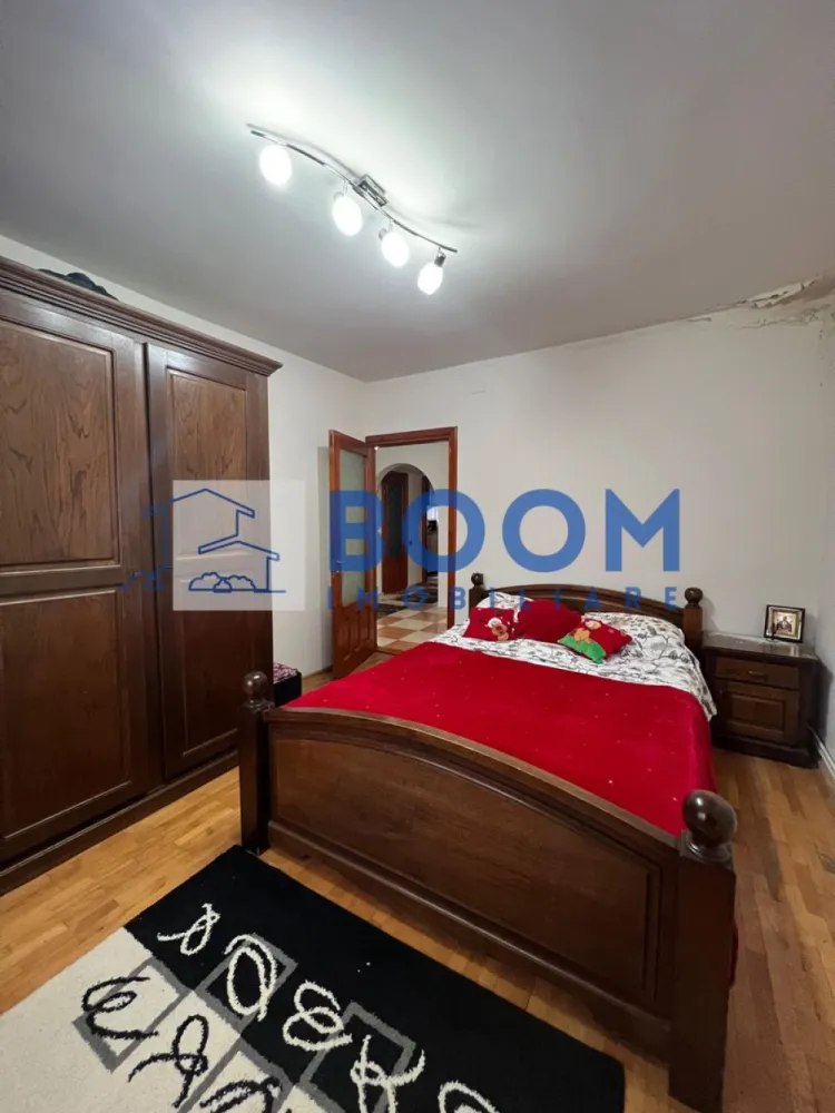 Apartament | 3 camere | Calea lui Traian | Etaj 3 - BOOM Imobiliare vă propune spre vânzare un apartament modern cu 3 camere, situat pe Calea lui Traian, în municipiul Râmnicu Vâlcea, într-un bloc cu 4 etaje prevăzut cu acoperiș.
Proprietatea se află la etajul 3 și dispune de o suprafață generoasă de 72 mp, fiind ideală atât pentru locuit, cât și ca investiție.

Apartamentul este inteligent compartimentat pentru a oferi confort și funcționalitate:

* Living luminos și primitor
* Bucătărie complet utilată
* 2 dormitoare, cu mobilier din lemn masiv
* 2 grupuri sanitare
* Hol spațios
* Balcon util și accesibil

Locuința se remarcă prin finisaje de calitate, precum parchetul din lemn masiv, ușile interioare din lemn masiv și un design modern, atent realizat. Confortul termic este asigurat de centrala termică proprie, iar în sezonul cald beneficiați de aer condiționat.

Apartamentul se vinde complet mobilat și utilat, gata pentru a fi locuit imediat, fără investiții suplimentare.

Această proprietate este ideală pentru familii, dar și pentru cei care își doresc confort, stil și o locație excelentă pe una dintre cele mai căutate artere ale orașului.

Pentru mai multe detalii sau pentru programarea unei vizionări, BOOM Imobiliare vă stă cu drag la dispoziție.

id: CP3195746