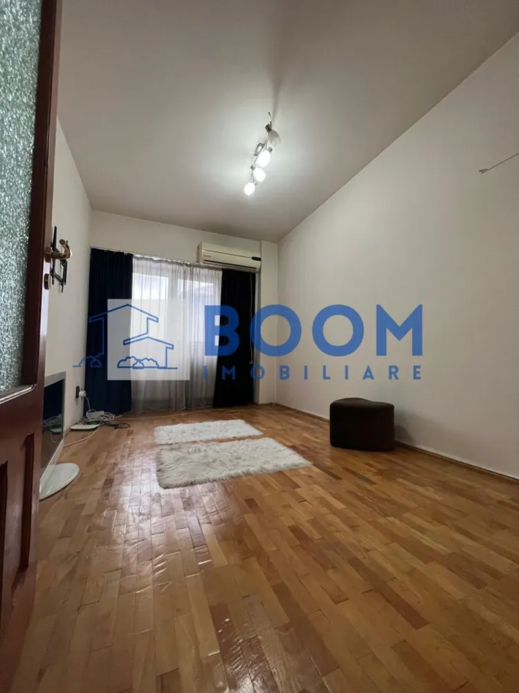 Apartament | 3 camere | Calea lui Traian | Etaj 3 - BOOM Imobiliare vă propune spre vânzare un apartament modern cu 3 camere, situat pe Calea lui Traian, în municipiul Râmnicu Vâlcea, într-un bloc cu 4 etaje prevăzut cu acoperiș.
Proprietatea se află la etajul 3 și dispune de o suprafață generoasă de 72 mp, fiind ideală atât pentru locuit, cât și ca investiție.

Apartamentul este inteligent compartimentat pentru a oferi confort și funcționalitate:

* Living luminos și primitor
* Bucătărie complet utilată
* 2 dormitoare, cu mobilier din lemn masiv
* 2 grupuri sanitare
* Hol spațios
* Balcon util și accesibil

Locuința se remarcă prin finisaje de calitate, precum parchetul din lemn masiv, ușile interioare din lemn masiv și un design modern, atent realizat. Confortul termic este asigurat de centrala termică proprie, iar în sezonul cald beneficiați de aer condiționat.

Apartamentul se vinde complet mobilat și utilat, gata pentru a fi locuit imediat, fără investiții suplimentare.

Această proprietate este ideală pentru familii, dar și pentru cei care își doresc confort, stil și o locație excelentă pe una dintre cele mai căutate artere ale orașului.

Pentru mai multe detalii sau pentru programarea unei vizionări, BOOM Imobiliare vă stă cu drag la dispoziție.

id: CP3195746