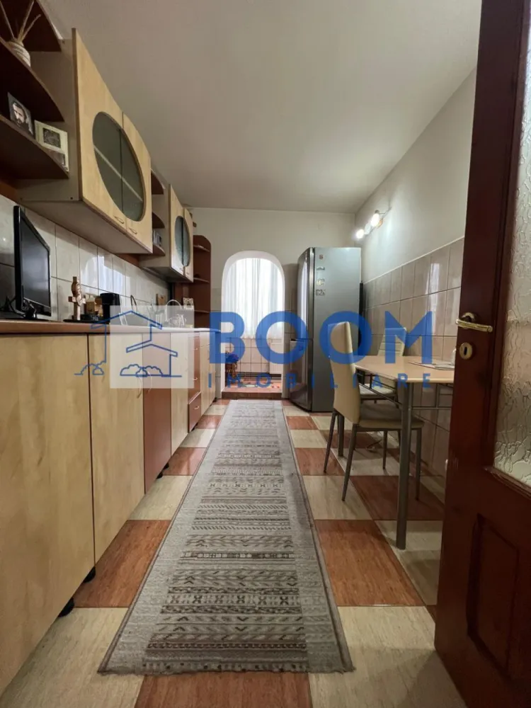 Apartament | 3 camere | Calea lui Traian | Etaj 3 - BOOM Imobiliare vă propune spre vânzare un apartament modern cu 3 camere, situat pe Calea lui Traian, în municipiul Râmnicu Vâlcea, într-un bloc cu 4 etaje prevăzut cu acoperiș.
Proprietatea se află la etajul 3 și dispune de o suprafață generoasă de 72 mp, fiind ideală atât pentru locuit, cât și ca investiție.

Apartamentul este inteligent compartimentat pentru a oferi confort și funcționalitate:

* Living luminos și primitor
* Bucătărie complet utilată
* 2 dormitoare, cu mobilier din lemn masiv
* 2 grupuri sanitare
* Hol spațios
* Balcon util și accesibil

Locuința se remarcă prin finisaje de calitate, precum parchetul din lemn masiv, ușile interioare din lemn masiv și un design modern, atent realizat. Confortul termic este asigurat de centrala termică proprie, iar în sezonul cald beneficiați de aer condiționat.

Apartamentul se vinde complet mobilat și utilat, gata pentru a fi locuit imediat, fără investiții suplimentare.

Această proprietate este ideală pentru familii, dar și pentru cei care își doresc confort, stil și o locație excelentă pe una dintre cele mai căutate artere ale orașului.

Pentru mai multe detalii sau pentru programarea unei vizionări, BOOM Imobiliare vă stă cu drag la dispoziție.

id: CP3195746