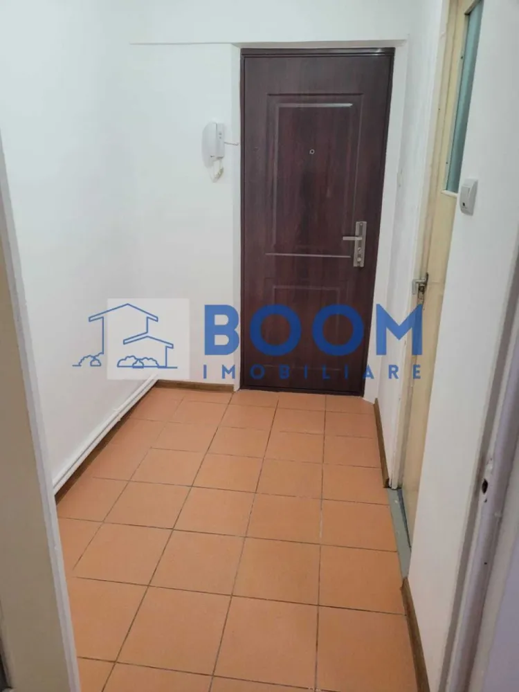 Garsoniera | Doctor Hacman | Etaj 3 - Garsonieră de vânzare – Zona Nord, Strada Doctor Hacman | 43.000 €
Agentie: BOOM Imobiliare

BOOM Imobiliare vă propune spre vânzare o garsonieră luminoasă, situată într-o zonă liniștită și verde din Zona Nord, pe strada Doctor Hacman. Imobilul se află la etajul 3, într-un bloc curat și bine întreținut, beneficiind de o suprafață totală de 26 mp și de un balcon open-space ideal pentru relaxare.

Garsoniera se vinde nemobilată, oferind noului proprietar posibilitatea de a o amenaja după propriul gust. Finisajele sunt clasice, iar compartimentarea este eficientă, potrivită atât pentru locuit, cât și pentru investiție în scop de închiriere.

Avantaje și localizare:

* Zonă liniștită, cu spații verzi;
* În proximitate: grădinițe, școli, centre comerciale, mijloace de transport;
* Acces rapid către punctele de interes din oraș.

Preț: 43.000 €

Pentru mai multe informații sau programarea unei vizionări, contactați BOOM Imobiliare.
id: CP3195757