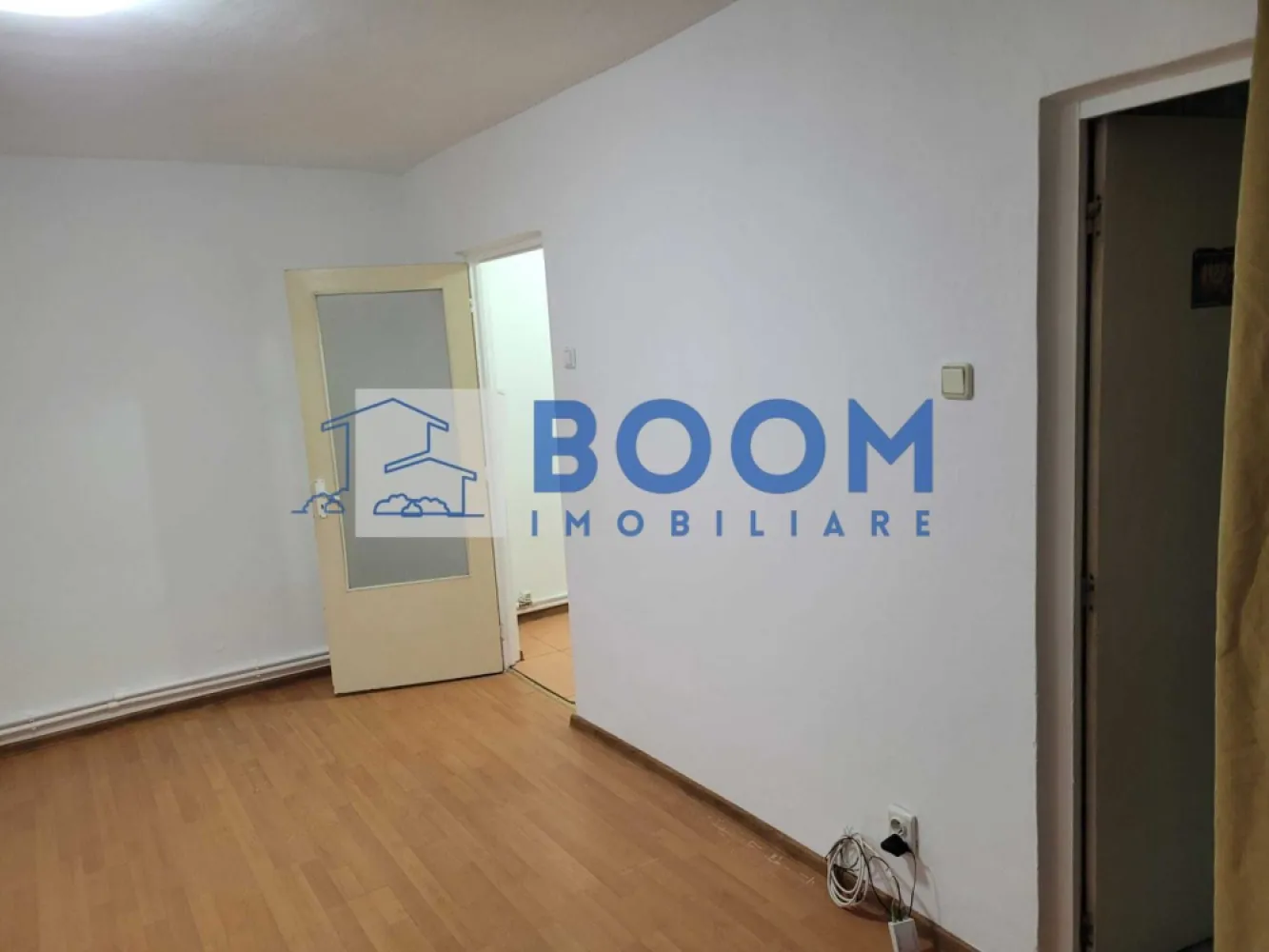 Garsoniera | Doctor Hacman | Etaj 3 - Garsonieră de vânzare – Zona Nord, Strada Doctor Hacman | 43.000 €
Agentie: BOOM Imobiliare

BOOM Imobiliare vă propune spre vânzare o garsonieră luminoasă, situată într-o zonă liniștită și verde din Zona Nord, pe strada Doctor Hacman. Imobilul se află la etajul 3, într-un bloc curat și bine întreținut, beneficiind de o suprafață totală de 26 mp și de un balcon open-space ideal pentru relaxare.

Garsoniera se vinde nemobilată, oferind noului proprietar posibilitatea de a o amenaja după propriul gust. Finisajele sunt clasice, iar compartimentarea este eficientă, potrivită atât pentru locuit, cât și pentru investiție în scop de închiriere.

Avantaje și localizare:

* Zonă liniștită, cu spații verzi;
* În proximitate: grădinițe, școli, centre comerciale, mijloace de transport;
* Acces rapid către punctele de interes din oraș.

Preț: 43.000 €

Pentru mai multe informații sau programarea unei vizionări, contactați BOOM Imobiliare.
id: CP3195757
