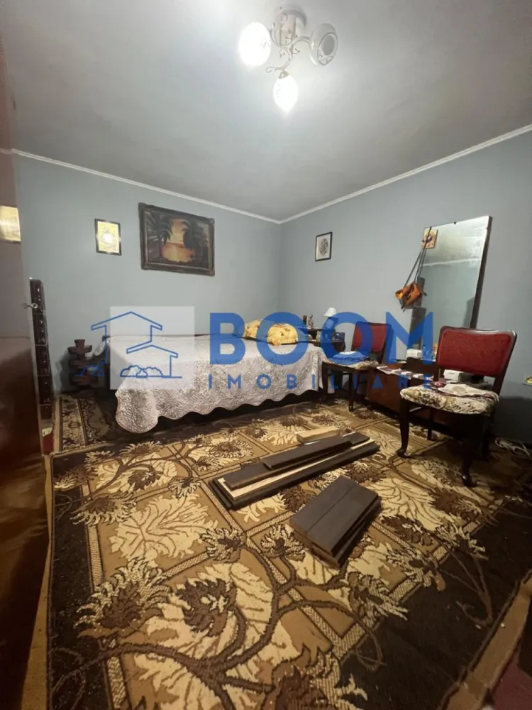 Casa cu livada | Bujoreni | 1550 mp - MAAC Imobiliare vă propune spre vânzare o casă bătrânească, situată în comuna Bujoreni, zona Gura Văii, într-un cadru natural deosebit, perfect pentru cei care își doresc liniște, aer curat și apropierea de oraș.

Proprietatea are o suprafață construită de 80 mp și este amplasată pe un teren generos de 1.550 mp, pe care se află și o livadă cu pomi fructiferi.

Caracteristici principale:

* Suprafață construită: 80 mp
* Suprafață teren: 1.550 mp
* Deschidere generoasă la drum principal
* Categorie teren: intravilan
* Utilități disponibile:

* Apă curentă
* Energie electrică
* Gazele se află la limita proprietății
* Acces facil direct din drum
* Pe teren se află o livadă bine întreținută, ideală pentru relaxare sau grădinărit

Locație:

Proprietatea este situată în Gura Văii, Bujoreni, pe drumul care duce către Mănăstirea Frăsinei, la o distanță de aproximativ 10-15 minute de Râmnicu Vâlcea.
Zona este una liniștită, cu acces facil și vecinătăți îngrijite, ideală pentru o locuință permanentă sau o casă de vacanță.

O oportunitate excelentă pentru cei care caută o proprietate cu potențial, cu deschidere generoasă la stradă, într-o zonă frumoasă și ușor accesibilă, aproape de oraș, dar în mijlocul naturii!

Pentru mai multe detalii sau pentru programarea unei vizionări, contactați echipa MAAC Imobiliare, specificand ID: CP2796900 - SP