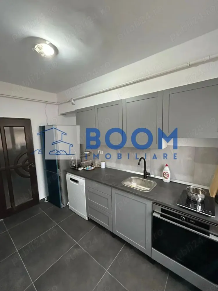 Apartament 3 camere| Ostroveni| Bloc A | Renovat - Apartament 3 camere –Modern, Zona Hermes – Ostroveni | Etaj 8/10 | Bloc tip A | BOOM Imobiliare

BOOM Imobiliare vă propune spre vânzare un apartament cu 3 camere modern, complet renovat în anul 2025, situat într-un bloc tip A din una dintre cele mai apreciate zone ale orașului Râmnicu Vâlcea – Ostroveni, zona Hermes.

Locuința se află la etajul 8 din 10 și oferă o vedere panoramică superbă asupra orașului, fiind ideală pentru cei care își doresc un spațiu luminos, confortabil și contemporan.

Caracteristici principale:

* Suprafață totală: 70 mp
* Etaj: 8/10
* Bloc tip A – construcție solidă, bine întreținută
* Compartimentare: decomandat
* Renovat complet în 2025
* Instalație electrică și sanitară nouă
* Centrala termică nouă – eficiență și confort termic sporit
* Finisaje moderne, de înaltă calitate
* Balcon închis cu tâmplărie PVC și geam termopan
* Se vinde parțial mobilat, oferind posibilitatea personalizării după gustul viitorului proprietar

Locație:

Amplasat în zona Hermes – Ostroveni, apartamentul beneficiază de o poziție excelentă, aproape de centre comerciale, școli, grădinițe, farmacii și stații de transport în comun, oferind confort și accesibilitate în viața de zi cu zi.

Schimb posibil:

Se acceptă și schimb cu case situate în zonele Vlădești, Goranu sau Bujoreni, cu o mică diferență în funcție de proprietate.

Preț: 93.000 €

Un apartament elegant, modern și complet renovat – perfect pentru cei care caută o locuință într-un bloc tip A, cu vedere spectaculoasă și finisaje premium !

 Pentru mai multe detalii sau pentru programarea unei vizionări, contactați echipa BOOM Imobiliare.

id: CP3195756