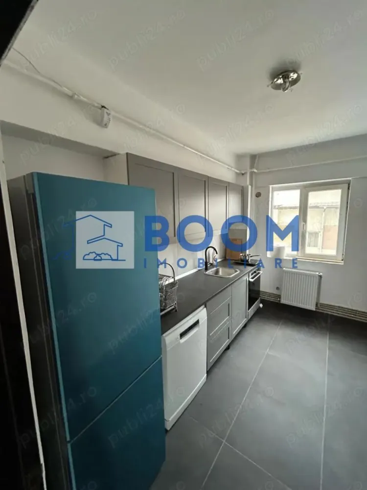 Apartament 3 camere| Ostroveni| Bloc A | Renovat - Apartament 3 camere –Modern, Zona Hermes – Ostroveni | Etaj 8/10 | Bloc tip A | BOOM Imobiliare

BOOM Imobiliare vă propune spre vânzare un apartament cu 3 camere modern, complet renovat în anul 2025, situat într-un bloc tip A din una dintre cele mai apreciate zone ale orașului Râmnicu Vâlcea – Ostroveni, zona Hermes.

Locuința se află la etajul 8 din 10 și oferă o vedere panoramică superbă asupra orașului, fiind ideală pentru cei care își doresc un spațiu luminos, confortabil și contemporan.

Caracteristici principale:

* Suprafață totală: 70 mp
* Etaj: 8/10
* Bloc tip A – construcție solidă, bine întreținută
* Compartimentare: decomandat
* Renovat complet în 2025
* Instalație electrică și sanitară nouă
* Centrala termică nouă – eficiență și confort termic sporit
* Finisaje moderne, de înaltă calitate
* Balcon închis cu tâmplărie PVC și geam termopan
* Se vinde parțial mobilat, oferind posibilitatea personalizării după gustul viitorului proprietar

Locație:

Amplasat în zona Hermes – Ostroveni, apartamentul beneficiază de o poziție excelentă, aproape de centre comerciale, școli, grădinițe, farmacii și stații de transport în comun, oferind confort și accesibilitate în viața de zi cu zi.

Schimb posibil:

Se acceptă și schimb cu case situate în zonele Vlădești, Goranu sau Bujoreni, cu o mică diferență în funcție de proprietate.

Preț: 93.000 €

Un apartament elegant, modern și complet renovat – perfect pentru cei care caută o locuință într-un bloc tip A, cu vedere spectaculoasă și finisaje premium !

 Pentru mai multe detalii sau pentru programarea unei vizionări, contactați echipa BOOM Imobiliare.

id: CP3195756