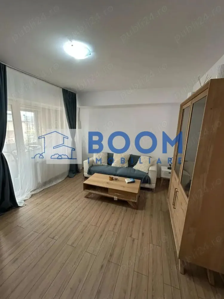 Apartament 3 camere| Ostroveni| Bloc A | Renovat - Apartament 3 camere –Modern, Zona Hermes – Ostroveni | Etaj 8/10 | Bloc tip A | BOOM Imobiliare

BOOM Imobiliare vă propune spre vânzare un apartament cu 3 camere modern, complet renovat în anul 2025, situat într-un bloc tip A din una dintre cele mai apreciate zone ale orașului Râmnicu Vâlcea – Ostroveni, zona Hermes.

Locuința se află la etajul 8 din 10 și oferă o vedere panoramică superbă asupra orașului, fiind ideală pentru cei care își doresc un spațiu luminos, confortabil și contemporan.

Caracteristici principale:

* Suprafață totală: 70 mp
* Etaj: 8/10
* Bloc tip A – construcție solidă, bine întreținută
* Compartimentare: decomandat
* Renovat complet în 2025
* Instalație electrică și sanitară nouă
* Centrala termică nouă – eficiență și confort termic sporit
* Finisaje moderne, de înaltă calitate
* Balcon închis cu tâmplărie PVC și geam termopan
* Se vinde parțial mobilat, oferind posibilitatea personalizării după gustul viitorului proprietar

Locație:

Amplasat în zona Hermes – Ostroveni, apartamentul beneficiază de o poziție excelentă, aproape de centre comerciale, școli, grădinițe, farmacii și stații de transport în comun, oferind confort și accesibilitate în viața de zi cu zi.

Schimb posibil:

Se acceptă și schimb cu case situate în zonele Vlădești, Goranu sau Bujoreni, cu o mică diferență în funcție de proprietate.

Preț: 93.000 €

Un apartament elegant, modern și complet renovat – perfect pentru cei care caută o locuință într-un bloc tip A, cu vedere spectaculoasă și finisaje premium !

 Pentru mai multe detalii sau pentru programarea unei vizionări, contactați echipa BOOM Imobiliare.

id: CP3195756