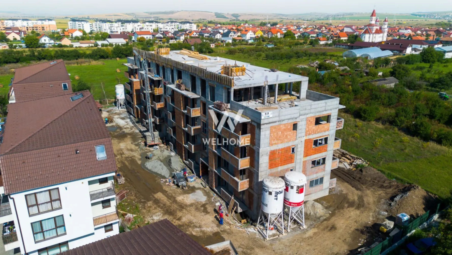 Penthouse 94mp, Sibiu COMISION ZERO - DIRECT DEZVOLTATOR, FARA COMISION Va prezentam un ansamblu compus din 60 de apartamente situat in cartierul Tiglari, laga Lacul lui Binder ✅ 14 apartamente cu grădină proprie – pentru relaxare, joacă sau grătar ✅ 4 penthouse-uri spectaculoase – cu terase generoase și vedere panoramică ✅ 42 de apartamente cu 2 camere cu balcon si vedere spre lac Suprafata utila : 93.96 mp + Terasa 33 mp utili. Compartimentare: hol cu acces in livingul open space cu bucataria, baie, 2 dormitoare, unul cu baie proprie. (VEZI SCHITA_ Predare la stadiul de alb : geamuri si usa termopan 3 foi de sticla, pereti tencuiti si gletuiti, sapa elicopterizata, centrala, incalzire in pardoseala instalatii electrice, termice si sanitare. Se poate finisa la cheie contracost! Loc de parcare inclus în preț, cu posibilitatea achiziționării unui al doilea loc (în funcție de disponibilitate). Pret penthouse : 218.000 euro TVA INCLUS cash sau credit bancar Detalii si vizionari: 0752.088.381 Roxana }}