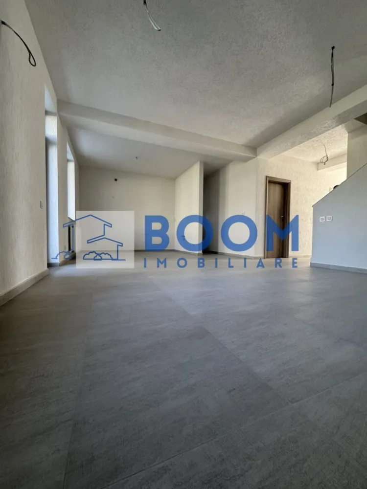 Casa 4 Camere | Teren 300MP | Zona - Vladesti Priporu - BOOM Imobiliare va propune spre vanzare o casa P+M in Vladesti - Priporu

An finalizare 2025,stare noua nelocuita,finisata si functionala 100%

suprafata teren 300mp

supr.construita -165mp

terasa acoperita -20mp

1.Compartimentare interioara: 

-parter: camera zi+bucatarie deschisa , birou, dormitor baie cu wc lavoar cada camera tehnica debara spatiu depozitare

-etaj - suita matrimoniala cu dressing room si baie(lavoar wc cada) 

2.Sistem constructiv:

-structura mixta Beton Armat si zidarie DUROTHERM 30S-parter,mansarda sarpanta din lemn+OSB3 tratate si ignifugate

-invelitoare tabla otel RODACH GERMAN SIMETRIC profilata vopsita negru mat
-termosistem cu polistiren 10cm EPS80 + tencuiala decorativa Webber si tamplarie PVC Salamander ROTO Click culoare gri cu geam termopan 4SEASONS

-instalatii sanitare termice teava PPR, elemente cupru, PHDE, toate zonele cu pardoseala incalzita iar in dormitoare radiatoare panouri otel

-instalatii electrice cupru si aparate montate(prize,intrerupatoare Panasonic + corpuri iluminat LED in bai si casa scarii)

-finiaje interioare tencuieli cu gled ipsos, compartimentari rigips cu zugraveli lavabile,
 placari faianta bai si bucatarie, scara interioara placata gresie, pardoseli parchet laminat 8mm in dormitoare,gresie bai si bucatarie living room,
 bai complet utilate(cada,vas WC,lavoar) 
usi de interior CLASSEN GERMAN OAK

-curtea exterioara- cu gradina amenajata(fara plante), 1loc parcare alei acces pavaj, trotuare perimetrale betonate, gard lateral beton sipca metal 
porti acces front stradal metal usi garaj automate cu 2telecomenzi
 
3.Utilitati:
-bransamente utilitati- curent electric 220VHidroelectrica
- apa si canalizare APAVIL, 
-gaz Engie (centrala IMMERGAS VICTRIX Terra 28kw montata inclusa cu ISCIR efectuat) -

CP3195750
