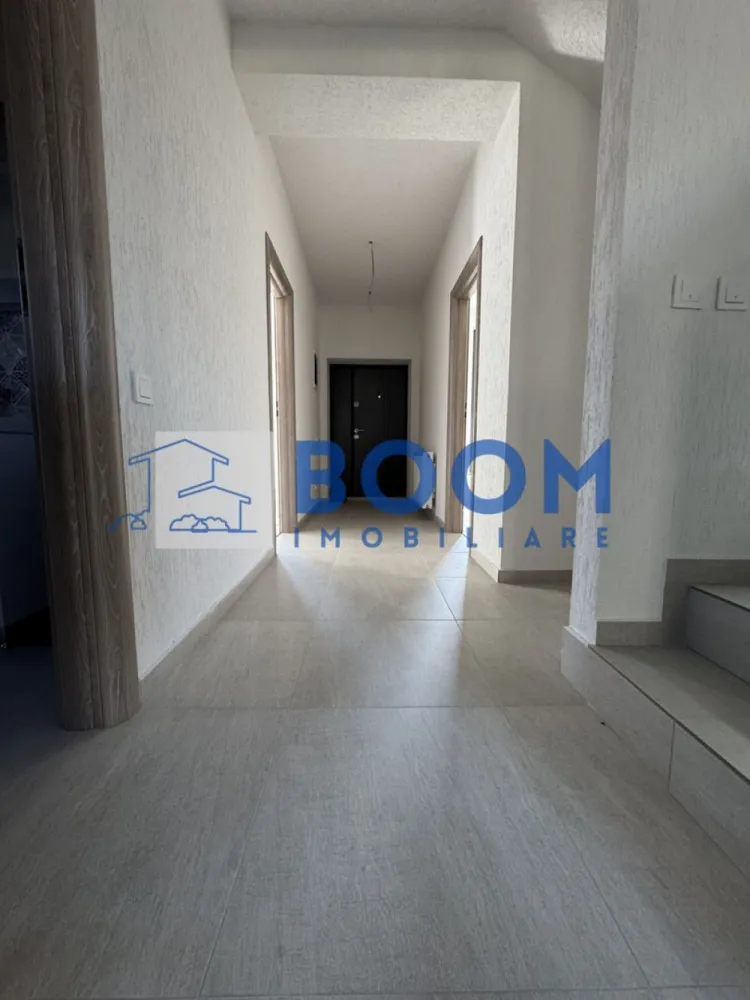 Casa 4 Camere | Teren 300MP | Zona - Vladesti Priporu - BOOM Imobiliare va propune spre vanzare o casa P+M in Vladesti - Priporu

An finalizare 2025,stare noua nelocuita,finisata si functionala 100%

suprafata teren 300mp

supr.construita -165mp

terasa acoperita -20mp

1.Compartimentare interioara: 

-parter: camera zi+bucatarie deschisa , birou, dormitor baie cu wc lavoar cada camera tehnica debara spatiu depozitare

-etaj - suita matrimoniala cu dressing room si baie(lavoar wc cada) 

2.Sistem constructiv:

-structura mixta Beton Armat si zidarie DUROTHERM 30S-parter,mansarda sarpanta din lemn+OSB3 tratate si ignifugate

-invelitoare tabla otel RODACH GERMAN SIMETRIC profilata vopsita negru mat
-termosistem cu polistiren 10cm EPS80 + tencuiala decorativa Webber si tamplarie PVC Salamander ROTO Click culoare gri cu geam termopan 4SEASONS

-instalatii sanitare termice teava PPR, elemente cupru, PHDE, toate zonele cu pardoseala incalzita iar in dormitoare radiatoare panouri otel

-instalatii electrice cupru si aparate montate(prize,intrerupatoare Panasonic + corpuri iluminat LED in bai si casa scarii)

-finiaje interioare tencuieli cu gled ipsos, compartimentari rigips cu zugraveli lavabile,
 placari faianta bai si bucatarie, scara interioara placata gresie, pardoseli parchet laminat 8mm in dormitoare,gresie bai si bucatarie living room,
 bai complet utilate(cada,vas WC,lavoar) 
usi de interior CLASSEN GERMAN OAK

-curtea exterioara- cu gradina amenajata(fara plante), 1loc parcare alei acces pavaj, trotuare perimetrale betonate, gard lateral beton sipca metal 
porti acces front stradal metal usi garaj automate cu 2telecomenzi
 
3.Utilitati:
-bransamente utilitati- curent electric 220VHidroelectrica
- apa si canalizare APAVIL, 
-gaz Engie (centrala IMMERGAS VICTRIX Terra 28kw montata inclusa cu ISCIR efectuat) -

CP3195750