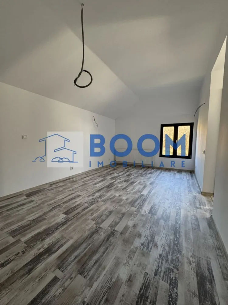 Casa 4 Camere | Teren 300MP | Zona - Vladesti Priporu - BOOM Imobiliare va propune spre vanzare o casa P+M in Vladesti - Priporu

An finalizare 2025,stare noua nelocuita,finisata si functionala 100%

suprafata teren 300mp

supr.construita -165mp

terasa acoperita -20mp

1.Compartimentare interioara: 

-parter: camera zi+bucatarie deschisa , birou, dormitor baie cu wc lavoar cada camera tehnica debara spatiu depozitare

-etaj - suita matrimoniala cu dressing room si baie(lavoar wc cada) 

2.Sistem constructiv:

-structura mixta Beton Armat si zidarie DUROTHERM 30S-parter,mansarda sarpanta din lemn+OSB3 tratate si ignifugate

-invelitoare tabla otel RODACH GERMAN SIMETRIC profilata vopsita negru mat
-termosistem cu polistiren 10cm EPS80 + tencuiala decorativa Webber si tamplarie PVC Salamander ROTO Click culoare gri cu geam termopan 4SEASONS

-instalatii sanitare termice teava PPR, elemente cupru, PHDE, toate zonele cu pardoseala incalzita iar in dormitoare radiatoare panouri otel

-instalatii electrice cupru si aparate montate(prize,intrerupatoare Panasonic + corpuri iluminat LED in bai si casa scarii)

-finiaje interioare tencuieli cu gled ipsos, compartimentari rigips cu zugraveli lavabile,
 placari faianta bai si bucatarie, scara interioara placata gresie, pardoseli parchet laminat 8mm in dormitoare,gresie bai si bucatarie living room,
 bai complet utilate(cada,vas WC,lavoar) 
usi de interior CLASSEN GERMAN OAK

-curtea exterioara- cu gradina amenajata(fara plante), 1loc parcare alei acces pavaj, trotuare perimetrale betonate, gard lateral beton sipca metal 
porti acces front stradal metal usi garaj automate cu 2telecomenzi
 
3.Utilitati:
-bransamente utilitati- curent electric 220VHidroelectrica
- apa si canalizare APAVIL, 
-gaz Engie (centrala IMMERGAS VICTRIX Terra 28kw montata inclusa cu ISCIR efectuat) -

CP3195750