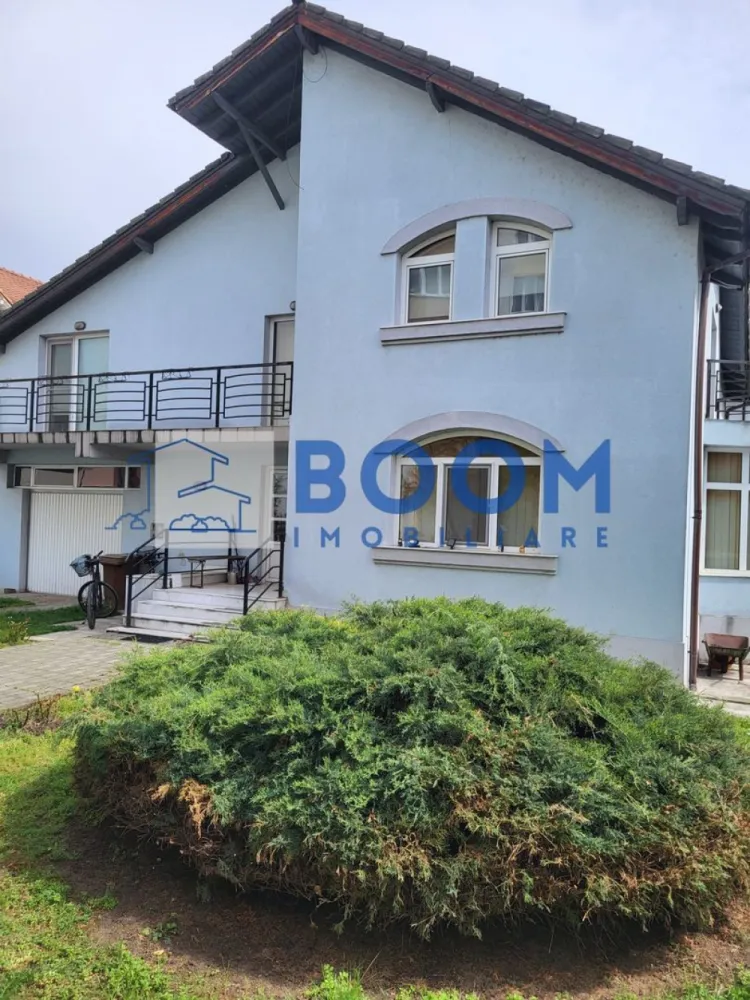 Vila | Cartier Traian - BOOM Imobiliare vă propune spre vânzare o vilă elegantă D+P+1, situată în unul dintre cele mai apreciate cartiere ale orașului Râmnicu Vâlcea – Cartier Traian, o zonă liniștită, cu acces facil către toate punctele de interes.

Proprietatea dispune de o suprafață utilă de 240 mp, excelent compartimentată, amplasată pe un teren de 555 mp, împrejmuit cu gard zidit și fier forjat, oferind siguranță și intimitate.

Caracteristici principale ale proprietății:

Structură D+P+1

* Demisol ideal pentru depozitare, spații tehnice sau amenajarea unei crame
* 3 dormitoare, dintre care unul cu baie matrimonială și dressing
* Living spațios cu loc de servit masa
* 3 băi
* Bucătărie închisă
* Cameră tehnică
* Terasa perfectă pentru relaxare
* Garaj
* Zonă de barbeque în curte

Dotări și beneficii:

* Vila se vinde complet mobilată și utilată, conform fotografiilor de prezentare
* Finisaje moderne și de calitate superioară
* Spații generoase și luminoase, ideale pentru o familie

Curtea de 555 mp oferă multiple posibilități de amenajare, fie că îți dorești un colț verde, un loc de joacă sau un spațiu de relaxare în aer liber.

O proprietate premium, într-o zonă selectă, gata să devină acasă pentru cei care caută confort, intimitate și eleganță.

Pentru detalii suplimentare sau programarea unei vizionări, BOOM Imobiliare vă stă cu drag la dispoziție!

CP : CP3195747