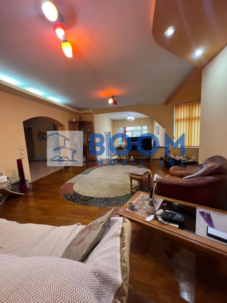Vila | Cartier Traian - BOOM Imobiliare vă propune spre vânzare o vilă elegantă D+P+1, situată în unul dintre cele mai apreciate cartiere ale orașului Râmnicu Vâlcea – Cartier Traian, o zonă liniștită, cu acces facil către toate punctele de interes.

Proprietatea dispune de o suprafață utilă de 240 mp, excelent compartimentată, amplasată pe un teren de 555 mp, împrejmuit cu gard zidit și fier forjat, oferind siguranță și intimitate.

Caracteristici principale ale proprietății:

Structură D+P+1

* Demisol ideal pentru depozitare, spații tehnice sau amenajarea unei crame
* 3 dormitoare, dintre care unul cu baie matrimonială și dressing
* Living spațios cu loc de servit masa
* 3 băi
* Bucătărie închisă
* Cameră tehnică
* Terasa perfectă pentru relaxare
* Garaj
* Zonă de barbeque în curte

Dotări și beneficii:

* Vila se vinde complet mobilată și utilată, conform fotografiilor de prezentare
* Finisaje moderne și de calitate superioară
* Spații generoase și luminoase, ideale pentru o familie

Curtea de 555 mp oferă multiple posibilități de amenajare, fie că îți dorești un colț verde, un loc de joacă sau un spațiu de relaxare în aer liber.

O proprietate premium, într-o zonă selectă, gata să devină acasă pentru cei care caută confort, intimitate și eleganță.

Pentru detalii suplimentare sau programarea unei vizionări, BOOM Imobiliare vă stă cu drag la dispoziție!

CP : CP3195747