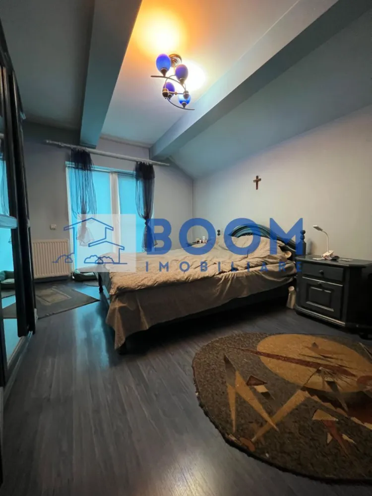 Vila | Cartier Traian - BOOM Imobiliare vă propune spre vânzare o vilă elegantă D+P+1, situată în unul dintre cele mai apreciate cartiere ale orașului Râmnicu Vâlcea – Cartier Traian, o zonă liniștită, cu acces facil către toate punctele de interes.

Proprietatea dispune de o suprafață utilă de 240 mp, excelent compartimentată, amplasată pe un teren de 555 mp, împrejmuit cu gard zidit și fier forjat, oferind siguranță și intimitate.

Caracteristici principale ale proprietății:

Structură D+P+1

* Demisol ideal pentru depozitare, spații tehnice sau amenajarea unei crame
* 3 dormitoare, dintre care unul cu baie matrimonială și dressing
* Living spațios cu loc de servit masa
* 3 băi
* Bucătărie închisă
* Cameră tehnică
* Terasa perfectă pentru relaxare
* Garaj
* Zonă de barbeque în curte

Dotări și beneficii:

* Vila se vinde complet mobilată și utilată, conform fotografiilor de prezentare
* Finisaje moderne și de calitate superioară
* Spații generoase și luminoase, ideale pentru o familie

Curtea de 555 mp oferă multiple posibilități de amenajare, fie că îți dorești un colț verde, un loc de joacă sau un spațiu de relaxare în aer liber.

O proprietate premium, într-o zonă selectă, gata să devină acasă pentru cei care caută confort, intimitate și eleganță.

Pentru detalii suplimentare sau programarea unei vizionări, BOOM Imobiliare vă stă cu drag la dispoziție!

CP : CP3195747