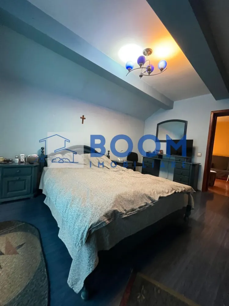Vila | Cartier Traian - BOOM Imobiliare vă propune spre vânzare o vilă elegantă D+P+1, situată în unul dintre cele mai apreciate cartiere ale orașului Râmnicu Vâlcea – Cartier Traian, o zonă liniștită, cu acces facil către toate punctele de interes.

Proprietatea dispune de o suprafață utilă de 240 mp, excelent compartimentată, amplasată pe un teren de 555 mp, împrejmuit cu gard zidit și fier forjat, oferind siguranță și intimitate.

Caracteristici principale ale proprietății:

Structură D+P+1

* Demisol ideal pentru depozitare, spații tehnice sau amenajarea unei crame
* 3 dormitoare, dintre care unul cu baie matrimonială și dressing
* Living spațios cu loc de servit masa
* 3 băi
* Bucătărie închisă
* Cameră tehnică
* Terasa perfectă pentru relaxare
* Garaj
* Zonă de barbeque în curte

Dotări și beneficii:

* Vila se vinde complet mobilată și utilată, conform fotografiilor de prezentare
* Finisaje moderne și de calitate superioară
* Spații generoase și luminoase, ideale pentru o familie

Curtea de 555 mp oferă multiple posibilități de amenajare, fie că îți dorești un colț verde, un loc de joacă sau un spațiu de relaxare în aer liber.

O proprietate premium, într-o zonă selectă, gata să devină acasă pentru cei care caută confort, intimitate și eleganță.

Pentru detalii suplimentare sau programarea unei vizionări, BOOM Imobiliare vă stă cu drag la dispoziție!

CP : CP3195747