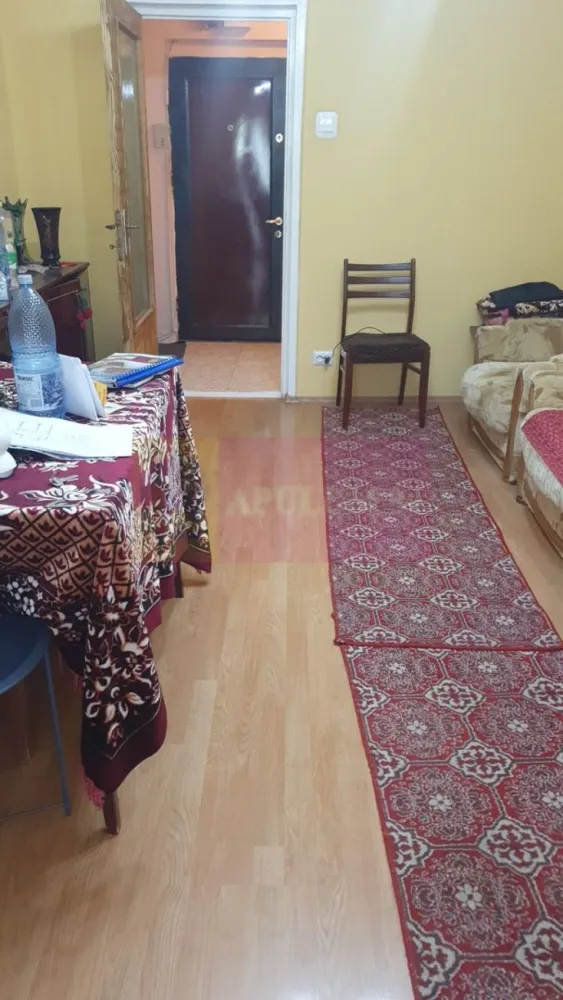 Apartament 3 camere Vergului-Morarilor la metrou - Agentia Imobiliara Apulum 94, va propune spre vanzare 
Apartament cu 3 camere, decomandata, cu o suprafata totala de 74,20 mp, situat la etajul 5, intr-un bloc cu 10 eataje pe soseaua Vergului.
Blocul a fost reabilitat si anvelopat in anul 2023.
In apartament se afla trasa teava de gaz ( 2 focuri) pt o eventuala centrala termica, iar ultima renovare a locuintei a fost facuta in anul 2016. 
Apartamentul are o compartimentare foarte buna cu doua holuri generoase, 2 balcoane mari, 2 debarale si ce este foarte important baia si bucataria au geam.
Orintarea este spre S-E, cu lumina naturala dar si spre zona verde.
Blocul nu este stadal fiind situat in randul 2 de blocuri, ceea ce i confera mai multa liniste
Statia de metrou Costin Georgian este la 5 minute de mers pe jos, iar statia STB la 3 minute.
In zona se gasesc mai multe magazine si centre comerciale.
De asemenea in apropriere se afla Parcul Morarilor, la 50 m, precum si unitati de Invatamant, scoala general 66 si gradinite.
Acesta se vinde nemobilat
.Se accepta si credit imobiliare actele fiind finalizate pentru vanzare

Pretul 122.500 euro, usor negociabil.