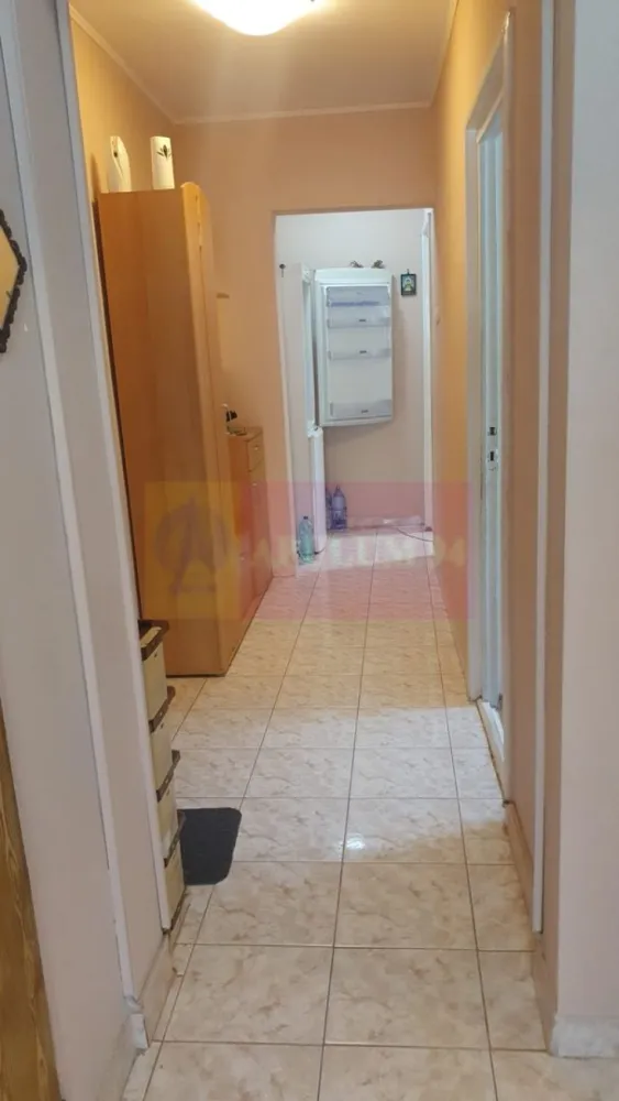 Apartament 3 camere Vergului-Morarilor la metrou - Agentia Imobiliara Apulum 94, va propune spre vanzare 
Apartament cu 3 camere, decomandata, cu o suprafata totala de 74,20 mp, situat la etajul 5, intr-un bloc cu 10 eataje pe soseaua Vergului.
Blocul a fost reabilitat si anvelopat in anul 2023.
In apartament se afla trasa teava de gaz ( 2 focuri) pt o eventuala centrala termica, iar ultima renovare a locuintei a fost facuta in anul 2016. 
Apartamentul are o compartimentare foarte buna cu doua holuri generoase, 2 balcoane mari, 2 debarale si ce este foarte important baia si bucataria au geam.
Orintarea este spre S-E, cu lumina naturala dar si spre zona verde.
Blocul nu este stadal fiind situat in randul 2 de blocuri, ceea ce i confera mai multa liniste
Statia de metrou Costin Georgian este la 5 minute de mers pe jos, iar statia STB la 3 minute.
In zona se gasesc mai multe magazine si centre comerciale.
De asemenea in apropriere se afla Parcul Morarilor, la 50 m, precum si unitati de Invatamant, scoala general 66 si gradinite.
Acesta se vinde nemobilat
.Se accepta si credit imobiliare actele fiind finalizate pentru vanzare

Pretul 122.500 euro, usor negociabil.