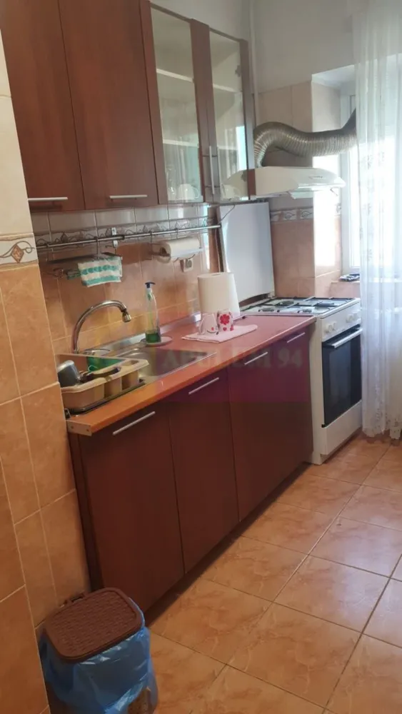 Apartament 3 camere Vergului-Morarilor la metrou - Agentia Imobiliara Apulum 94, va propune spre vanzare 
Apartament cu 3 camere, decomandata, cu o suprafata totala de 74,20 mp, situat la etajul 5, intr-un bloc cu 10 eataje pe soseaua Vergului.
Blocul a fost reabilitat si anvelopat in anul 2023.
In apartament se afla trasa teava de gaz ( 2 focuri) pt o eventuala centrala termica, iar ultima renovare a locuintei a fost facuta in anul 2016. 
Apartamentul are o compartimentare foarte buna cu doua holuri generoase, 2 balcoane mari, 2 debarale si ce este foarte important baia si bucataria au geam.
Orintarea este spre S-E, cu lumina naturala dar si spre zona verde.
Blocul nu este stadal fiind situat in randul 2 de blocuri, ceea ce i confera mai multa liniste
Statia de metrou Costin Georgian este la 5 minute de mers pe jos, iar statia STB la 3 minute.
In zona se gasesc mai multe magazine si centre comerciale.
De asemenea in apropriere se afla Parcul Morarilor, la 50 m, precum si unitati de Invatamant, scoala general 66 si gradinite.
Acesta se vinde nemobilat
.Se accepta si credit imobiliare actele fiind finalizate pentru vanzare

Pretul 122.500 euro, usor negociabil.