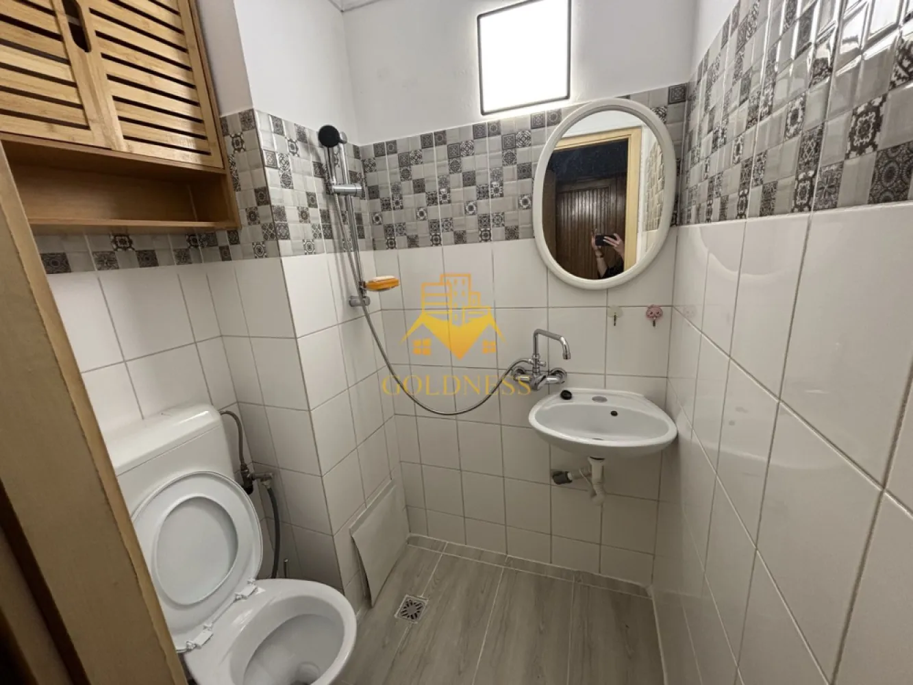 Garsoniera moderna, prima inchiriere, Lombului, Dambul Rotund - GOLDNESS Imobiliare vă propune spre închiriere un apartament cu o camera complet mobilat și utilat, la etajul într-un imobil de 4 etaje, în Dambul Rotund. Se poate parca la liber in zona. Se află în apropierea stațiilor de transport în comun, magazine, restaurante, spații verzi, farmacii, etc. Apartamentul este compartimentat astfel: - dormitor cu canapea extensibila dressing - bucatarie complet utilată și mobilată loc de servit masa - baie cu cabina de dus, calorifer port prosop și dulap pentru depozitare. - balcon. Imobilul este dotat cu toate cele necesare- centrală proprie, frigider, aragaz, hotă, mașină de spălat haine, etc. Dacă sunteți interesați de acest apartament și doriți să îl vizionați, dar și pentru alte oferte nu ezitați să ne contactați telefonic sau prin e-mail. Vă stăm la dispoziție! Pentru intermediere se percepe un comision de 50% din prețul chiriei! }}