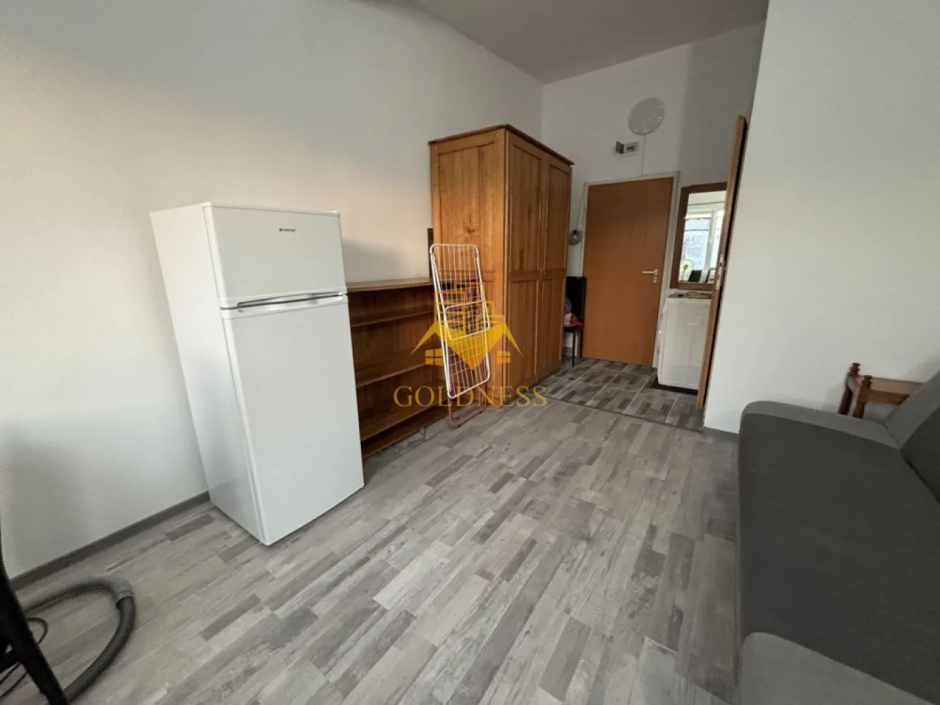 Garsoniera moderna, prima inchiriere, Lombului, Dambul Rotund - GOLDNESS Imobiliare vă propune spre închiriere un apartament cu o camera complet mobilat și utilat, la etajul într-un imobil de 4 etaje, în Dambul Rotund. Se poate parca la liber in zona. Se află în apropierea stațiilor de transport în comun, magazine, restaurante, spații verzi, farmacii, etc. Apartamentul este compartimentat astfel: - dormitor cu canapea extensibila dressing - bucatarie complet utilată și mobilată loc de servit masa - baie cu cabina de dus, calorifer port prosop și dulap pentru depozitare. - balcon. Imobilul este dotat cu toate cele necesare- centrală proprie, frigider, aragaz, hotă, mașină de spălat haine, etc. Dacă sunteți interesați de acest apartament și doriți să îl vizionați, dar și pentru alte oferte nu ezitați să ne contactați telefonic sau prin e-mail. Vă stăm la dispoziție! Pentru intermediere se percepe un comision de 50% din prețul chiriei! }}