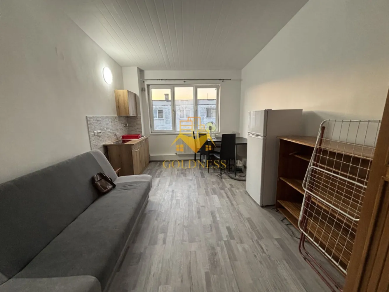 Garsoniera moderna, prima inchiriere, Lombului, Dambul Rotund - GOLDNESS Imobiliare vă propune spre închiriere un apartament cu o camera complet mobilat și utilat, la etajul într-un imobil de 4 etaje, în Dambul Rotund. Se poate parca la liber in zona. Se află în apropierea stațiilor de transport în comun, magazine, restaurante, spații verzi, farmacii, etc. Apartamentul este compartimentat astfel: - dormitor cu canapea extensibila dressing - bucatarie complet utilată și mobilată loc de servit masa - baie cu cabina de dus, calorifer port prosop și dulap pentru depozitare. - balcon. Imobilul este dotat cu toate cele necesare- centrală proprie, frigider, aragaz, hotă, mașină de spălat haine, etc. Dacă sunteți interesați de acest apartament și doriți să îl vizionați, dar și pentru alte oferte nu ezitați să ne contactați telefonic sau prin e-mail. Vă stăm la dispoziție! Pentru intermediere se percepe un comision de 50% din prețul chiriei! }}