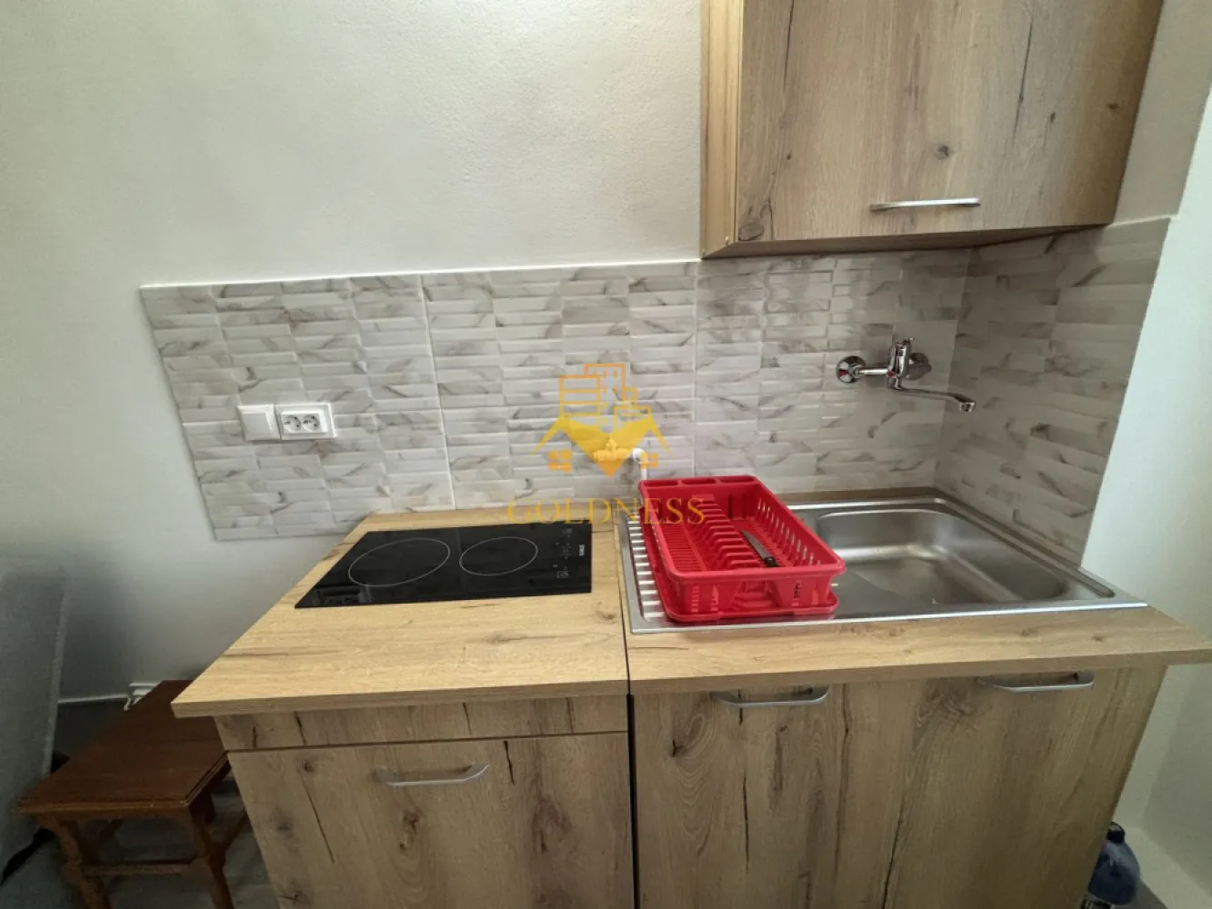 Garsoniera moderna, prima inchiriere, Lombului, Dambul Rotund - GOLDNESS Imobiliare vă propune spre închiriere un apartament cu o camera complet mobilat și utilat, la etajul într-un imobil de 4 etaje, în Dambul Rotund. Se poate parca la liber in zona. Se află în apropierea stațiilor de transport în comun, magazine, restaurante, spații verzi, farmacii, etc. Apartamentul este compartimentat astfel: - dormitor cu canapea extensibila dressing - bucatarie complet utilată și mobilată loc de servit masa - baie cu cabina de dus, calorifer port prosop și dulap pentru depozitare. - balcon. Imobilul este dotat cu toate cele necesare- centrală proprie, frigider, aragaz, hotă, mașină de spălat haine, etc. Dacă sunteți interesați de acest apartament și doriți să îl vizionați, dar și pentru alte oferte nu ezitați să ne contactați telefonic sau prin e-mail. Vă stăm la dispoziție! Pentru intermediere se percepe un comision de 50% din prețul chiriei! }}