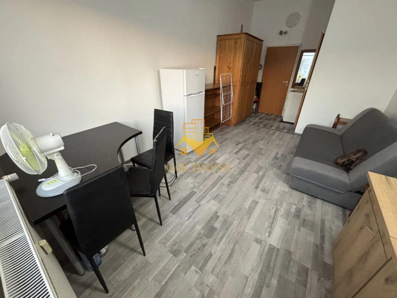 Garsoniera moderna, prima inchiriere, Lombului, Dambul Rotund - GOLDNESS Imobiliare vă propune spre închiriere un apartament cu o camera complet mobilat și utilat, la etajul într-un imobil de 4 etaje, în Dambul Rotund. Se poate parca la liber in zona. Se află în apropierea stațiilor de transport în comun, magazine, restaurante, spații verzi, farmacii, etc. Apartamentul este compartimentat astfel: - dormitor cu canapea extensibila dressing - bucatarie complet utilată și mobilată loc de servit masa - baie cu cabina de dus, calorifer port prosop și dulap pentru depozitare. - balcon. Imobilul este dotat cu toate cele necesare- centrală proprie, frigider, aragaz, hotă, mașină de spălat haine, etc. Dacă sunteți interesați de acest apartament și doriți să îl vizionați, dar și pentru alte oferte nu ezitați să ne contactați telefonic sau prin e-mail. Vă stăm la dispoziție! Pentru intermediere se percepe un comision de 50% din prețul chiriei! }}