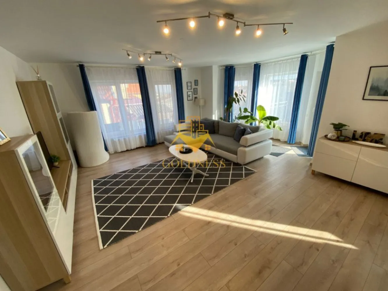 2 camere open space, Modern, Parcare, Dambul Rotund, Corneliu Coposu - GOLDNESS Imobiliare vă propune spre închiriere un apartament cu 2 camere complet mobilat și utilat, la parter într-un imobil de 3 etaje, în cartierul Dâmbul Rotund. Dispune de loc de parcare inclus! Apartamentul este compartimentat astfel: - dormitor cu pat matrimonial, dressing, noptiere, comoda Tv - living cu bucatarie open-space complet utilată, canapea extensibilă, loc de servit masa - baie cu cabina de dus, calorifer port prosop inox și dulap pentru depozitare. - terasa de 14 mp Imobilul este dotat cu toate cele necesare- centrală proprie, mașină de spălat haine, TV, frigider, plită electrică, hotă, etc. Se află în apropierea stațiilor de transport în comun, magazine, restaurante, spații verzi, farmacii, etc. Dacă sunteți interesați de acest apartament și doriți să îl vizionați, dar și pentru alte oferte sau detalii nu ezitați să ne contactați telefonic sau prin e-mail. Vă stăm la dispoziție! I }}