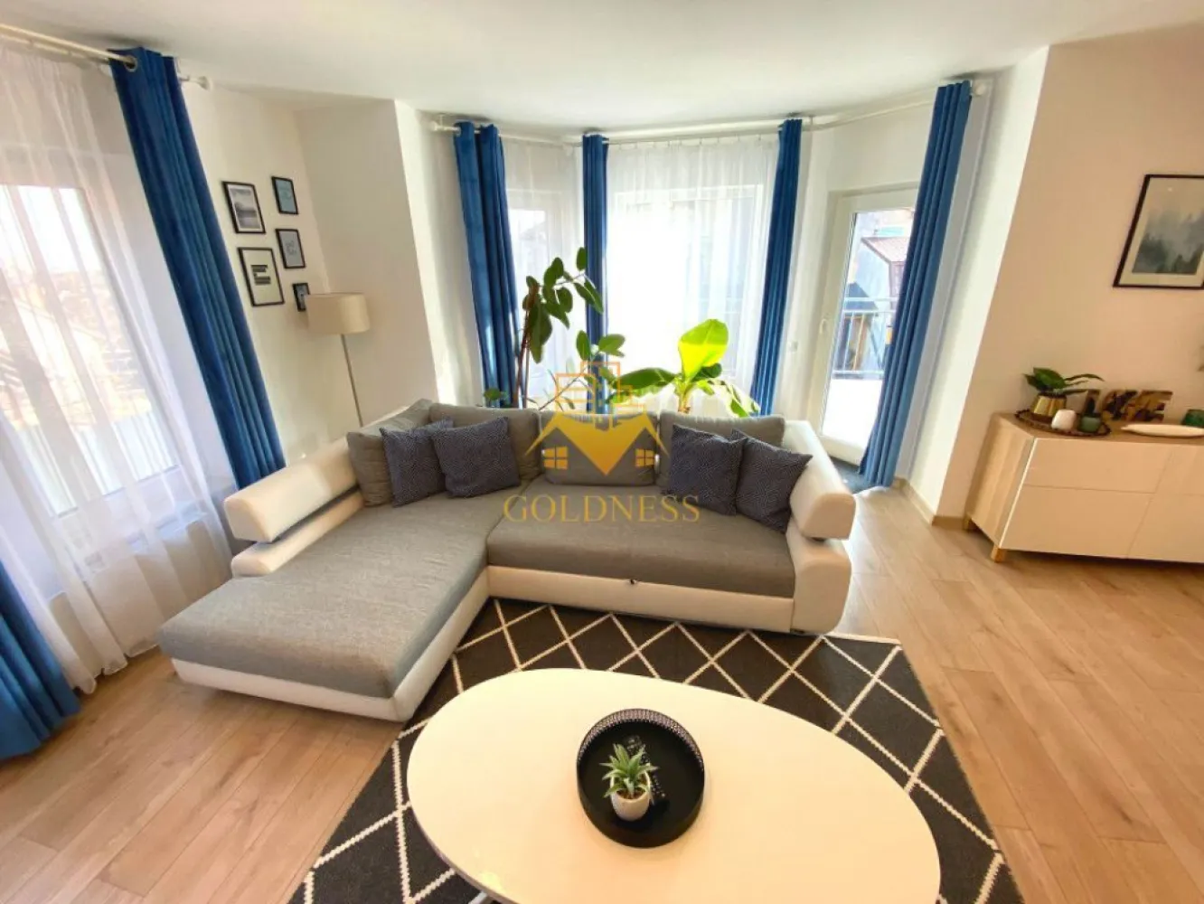 2 camere open space, Modern, Parcare, Dambul Rotund, Corneliu Coposu - GOLDNESS Imobiliare vă propune spre închiriere un apartament cu 2 camere complet mobilat și utilat, la parter într-un imobil de 3 etaje, în cartierul Dâmbul Rotund. Dispune de loc de parcare inclus! Apartamentul este compartimentat astfel: - dormitor cu pat matrimonial, dressing, noptiere, comoda Tv - living cu bucatarie open-space complet utilată, canapea extensibilă, loc de servit masa - baie cu cabina de dus, calorifer port prosop inox și dulap pentru depozitare. - terasa de 14 mp Imobilul este dotat cu toate cele necesare- centrală proprie, mașină de spălat haine, TV, frigider, plită electrică, hotă, etc. Se află în apropierea stațiilor de transport în comun, magazine, restaurante, spații verzi, farmacii, etc. Dacă sunteți interesați de acest apartament și doriți să îl vizionați, dar și pentru alte oferte sau detalii nu ezitați să ne contactați telefonic sau prin e-mail. Vă stăm la dispoziție! I }}