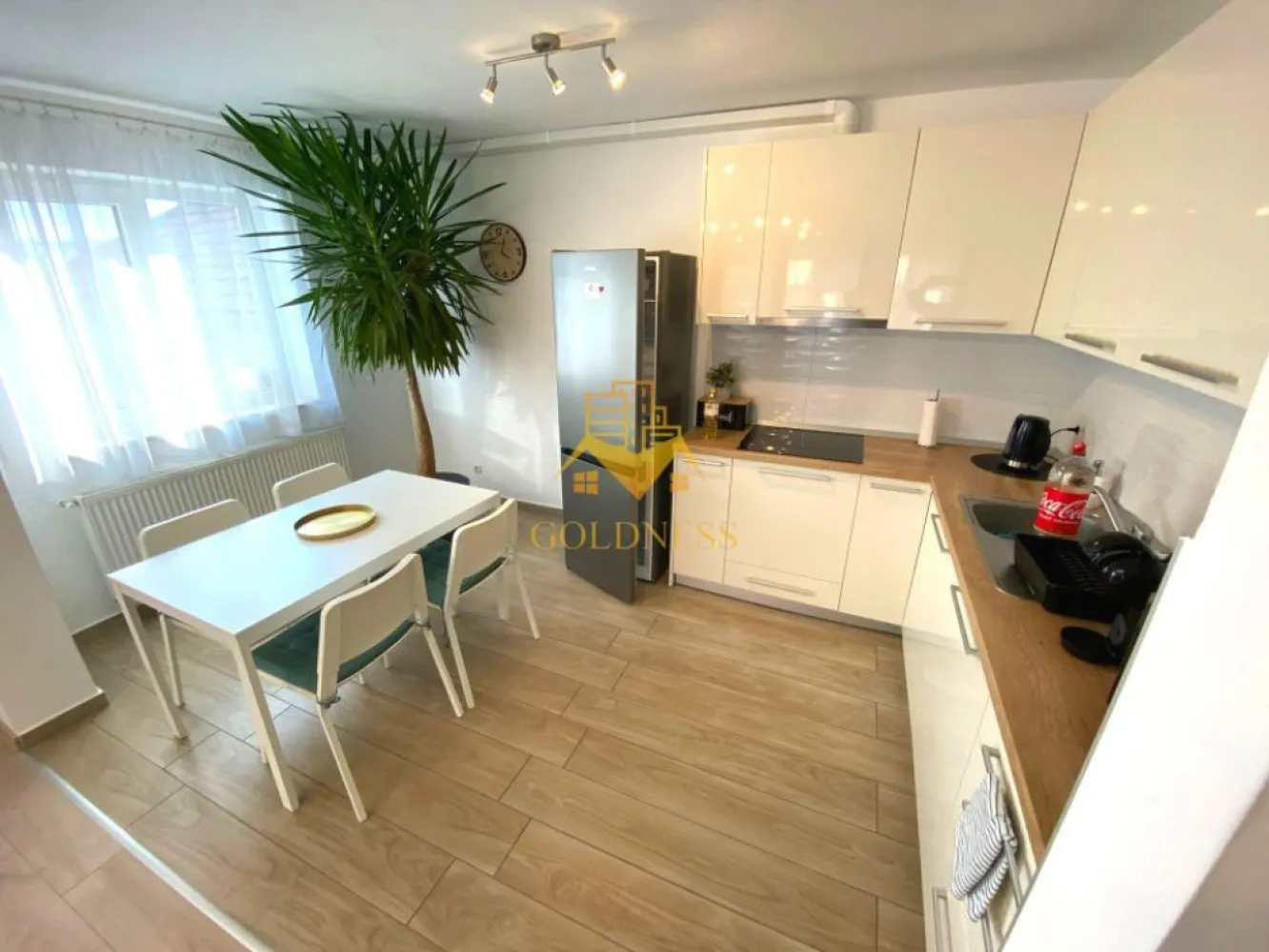 2 camere open space, Modern, Parcare, Dambul Rotund, Corneliu Coposu - GOLDNESS Imobiliare vă propune spre închiriere un apartament cu 2 camere complet mobilat și utilat, la parter într-un imobil de 3 etaje, în cartierul Dâmbul Rotund. Dispune de loc de parcare inclus! Apartamentul este compartimentat astfel: - dormitor cu pat matrimonial, dressing, noptiere, comoda Tv - living cu bucatarie open-space complet utilată, canapea extensibilă, loc de servit masa - baie cu cabina de dus, calorifer port prosop inox și dulap pentru depozitare. - terasa de 14 mp Imobilul este dotat cu toate cele necesare- centrală proprie, mașină de spălat haine, TV, frigider, plită electrică, hotă, etc. Se află în apropierea stațiilor de transport în comun, magazine, restaurante, spații verzi, farmacii, etc. Dacă sunteți interesați de acest apartament și doriți să îl vizionați, dar și pentru alte oferte sau detalii nu ezitați să ne contactați telefonic sau prin e-mail. Vă stăm la dispoziție! I }}