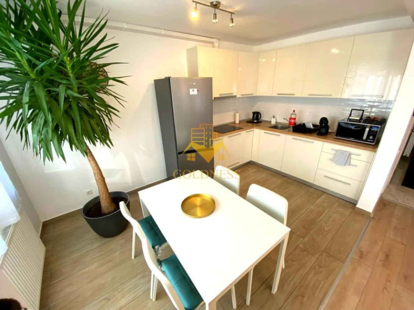 2 camere open space, Modern, Parcare, Dambul Rotund, Corneliu Coposu - GOLDNESS Imobiliare vă propune spre închiriere un apartament cu 2 camere complet mobilat și utilat, la parter într-un imobil de 3 etaje, în cartierul Dâmbul Rotund. Dispune de loc de parcare inclus! Apartamentul este compartimentat astfel: - dormitor cu pat matrimonial, dressing, noptiere, comoda Tv - living cu bucatarie open-space complet utilată, canapea extensibilă, loc de servit masa - baie cu cabina de dus, calorifer port prosop inox și dulap pentru depozitare. - terasa de 14 mp Imobilul este dotat cu toate cele necesare- centrală proprie, mașină de spălat haine, TV, frigider, plită electrică, hotă, etc. Se află în apropierea stațiilor de transport în comun, magazine, restaurante, spații verzi, farmacii, etc. Dacă sunteți interesați de acest apartament și doriți să îl vizionați, dar și pentru alte oferte sau detalii nu ezitați să ne contactați telefonic sau prin e-mail. Vă stăm la dispoziție! I }}