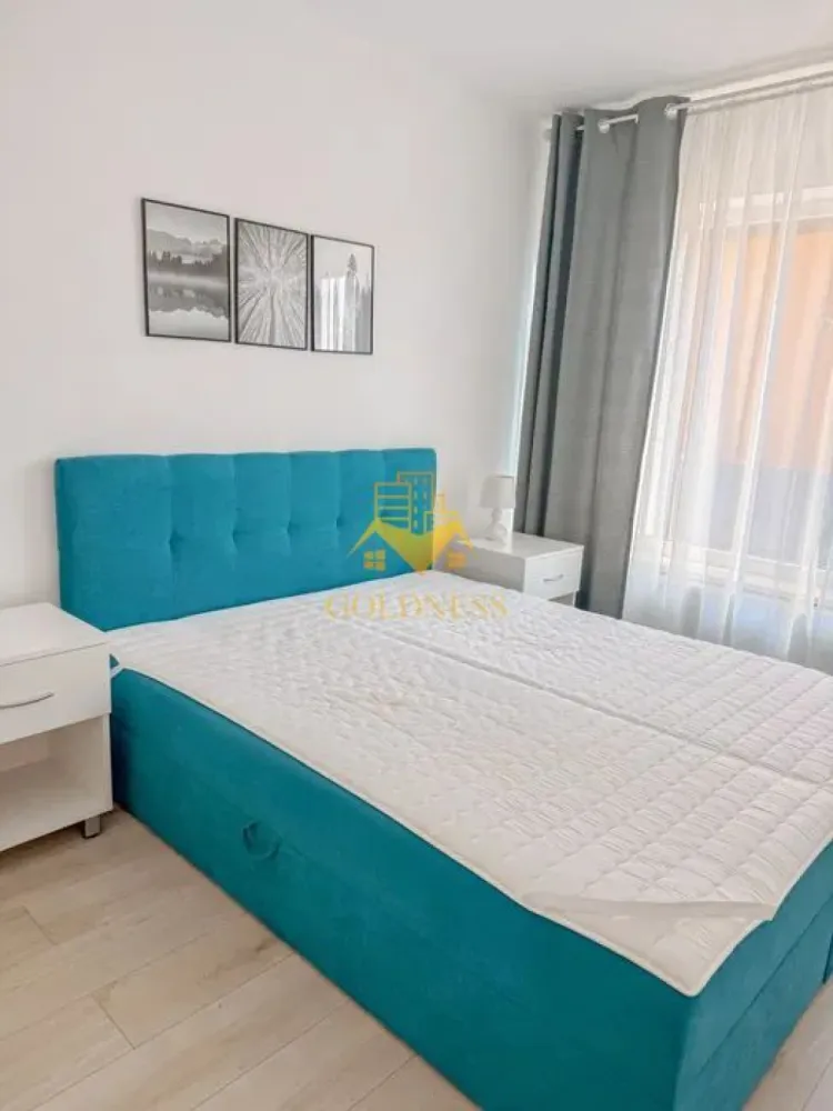2 camere open space, Modern, Parcare, Dambul Rotund, Corneliu Coposu - GOLDNESS Imobiliare vă propune spre închiriere un apartament cu 2 camere complet mobilat și utilat, la parter într-un imobil de 3 etaje, în cartierul Dâmbul Rotund. Dispune de loc de parcare inclus! Apartamentul este compartimentat astfel: - dormitor cu pat matrimonial, dressing, noptiere, comoda Tv - living cu bucatarie open-space complet utilată, canapea extensibilă, loc de servit masa - baie cu cabina de dus, calorifer port prosop inox și dulap pentru depozitare. - terasa de 14 mp Imobilul este dotat cu toate cele necesare- centrală proprie, mașină de spălat haine, TV, frigider, plită electrică, hotă, etc. Se află în apropierea stațiilor de transport în comun, magazine, restaurante, spații verzi, farmacii, etc. Dacă sunteți interesați de acest apartament și doriți să îl vizionați, dar și pentru alte oferte sau detalii nu ezitați să ne contactați telefonic sau prin e-mail. Vă stăm la dispoziție! I }}