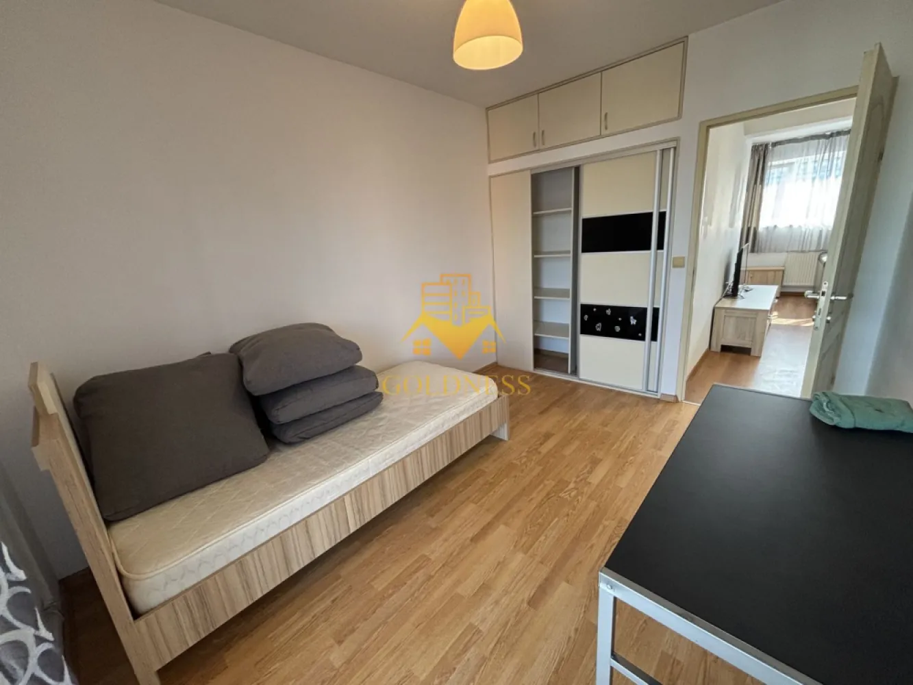 3 camere, modern, parcare, Observatorului, Calea Turzii, Buna Ziua - GOLDNESS Imobiliare vă propune spre închiriere un apartament cu 3 camere complet mobilat și utilat, la etajul 3 într-un imobil de 4 etaje, pe Calea Turzii Se poate inchiria un loc de parcare exterior la pretul de 50 euro, sau unul subteran la pretul de 100 euro. Se află în apropierea stațiilor de transport în comun, magazine, restaurante, spații verzi, farmacii, etc. Apartamentul este compartimentat astfel: - 2 dormitoare cu pat matrimonial/ single, dressing, noptiere. - living cu bucatarie open space complet utilată și mobilată, canapea extensibilă, loc de servit masa. - baie cu cada, calorifer port prosop și dulap pentru depozitare. - balcon 8 mp. Imobilul este dotat cu toate cele necesare- TV, frigider, aragaz, hotă, mașină de spălat haine, centrală proprie. Dacă sunteți interesați de acest apartament și doriți să îl vizionați, dar și pentru alte oferte nu ezitați să ne contactați telefonic sau prin e-mail. Vă stăm la dispoziție! Pentru intermediere se percepe un comision de 50% din prețul chiriei! }}