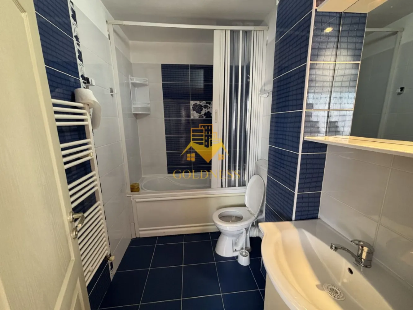 3 camere, modern, parcare, Observatorului, Calea Turzii, Buna Ziua - GOLDNESS Imobiliare vă propune spre închiriere un apartament cu 3 camere complet mobilat și utilat, la etajul 3 într-un imobil de 4 etaje, pe Calea Turzii Se poate inchiria un loc de parcare exterior la pretul de 50 euro, sau unul subteran la pretul de 100 euro. Se află în apropierea stațiilor de transport în comun, magazine, restaurante, spații verzi, farmacii, etc. Apartamentul este compartimentat astfel: - 2 dormitoare cu pat matrimonial/ single, dressing, noptiere. - living cu bucatarie open space complet utilată și mobilată, canapea extensibilă, loc de servit masa. - baie cu cada, calorifer port prosop și dulap pentru depozitare. - balcon 8 mp. Imobilul este dotat cu toate cele necesare- TV, frigider, aragaz, hotă, mașină de spălat haine, centrală proprie. Dacă sunteți interesați de acest apartament și doriți să îl vizionați, dar și pentru alte oferte nu ezitați să ne contactați telefonic sau prin e-mail. Vă stăm la dispoziție! Pentru intermediere se percepe un comision de 50% din prețul chiriei! }}