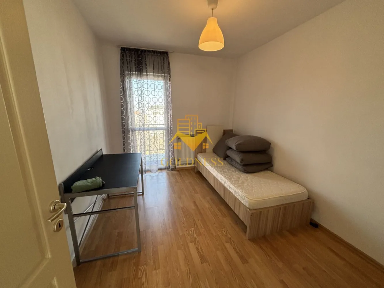 3 camere, modern, parcare, Observatorului, Calea Turzii, Buna Ziua - GOLDNESS Imobiliare vă propune spre închiriere un apartament cu 3 camere complet mobilat și utilat, la etajul 3 într-un imobil de 4 etaje, pe Calea Turzii Se poate inchiria un loc de parcare exterior la pretul de 50 euro, sau unul subteran la pretul de 100 euro. Se află în apropierea stațiilor de transport în comun, magazine, restaurante, spații verzi, farmacii, etc. Apartamentul este compartimentat astfel: - 2 dormitoare cu pat matrimonial/ single, dressing, noptiere. - living cu bucatarie open space complet utilată și mobilată, canapea extensibilă, loc de servit masa. - baie cu cada, calorifer port prosop și dulap pentru depozitare. - balcon 8 mp. Imobilul este dotat cu toate cele necesare- TV, frigider, aragaz, hotă, mașină de spălat haine, centrală proprie. Dacă sunteți interesați de acest apartament și doriți să îl vizionați, dar și pentru alte oferte nu ezitați să ne contactați telefonic sau prin e-mail. Vă stăm la dispoziție! Pentru intermediere se percepe un comision de 50% din prețul chiriei! }}