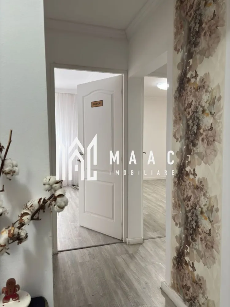 Apartament 3 camere Traian | Parter | Centrala Termica - MAAC Imobiliare vă propune spre vânzare un apartament renovat cu 3 camere, situat la parterul unui bloc P+4, într-un imobil liniștit, cu doar 2 apartamente pe etaj. Apartamentul are o suprafață utilă de 64 mp și este total decomandat, compartimentarea fiind practică și bine organizată: living spațios, 2 dormitoare, bucătărie separată, hol generos și baie. În prezent există și posibilitatea amenajării unei a doua băi de serviciu, spațiul fiind folosit momentan ca dressing. Imobilul a fost renovat integral și până de curând a funcționat ca salon estetic, fiind o opțiune excelentă atât pentru locuință, cât și pentru activitate comercială (salon, birou, cabinet etc.), datorită poziționării la parter. Îmbunătățiri și dotări: renovat integral centrală termică proprie sistem de alarmă se predă gol și proaspăt zugrăvit în alb Datorită compartimentării decomandate și a poziționării la parter, apartamentul este ideal atât pentru locuit, cât și pentru investiție sau activități comerciale. Pentru mai multe detalii sau pentru a programa o vizionare, contactați echipa MAAC Imobiliare. CP2896492 }}