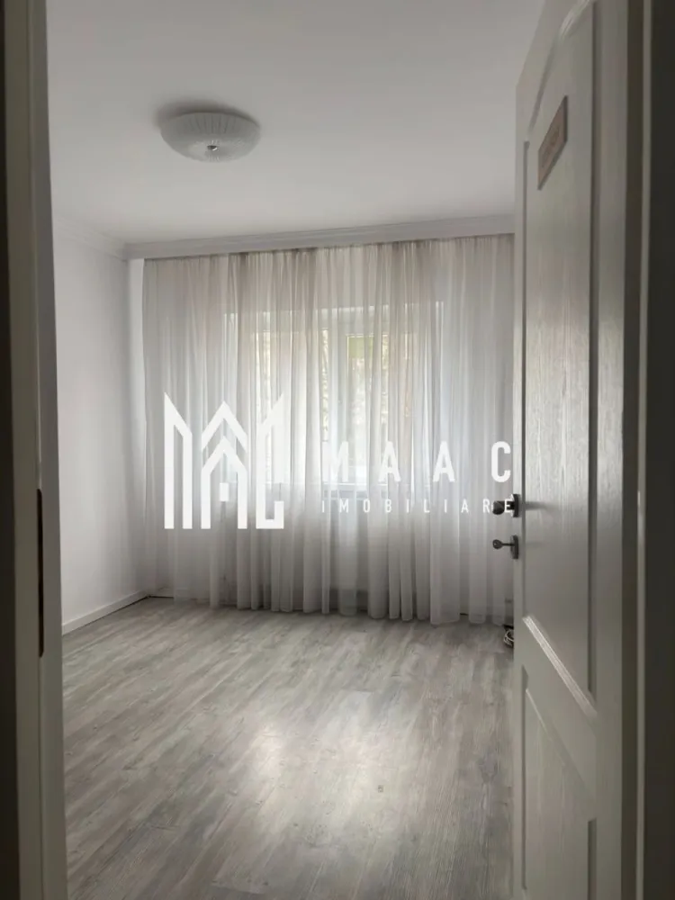 Apartament 3 camere Traian | Parter | Centrala Termica - MAAC Imobiliare vă propune spre vânzare un apartament renovat cu 3 camere, situat la parterul unui bloc P+4, într-un imobil liniștit, cu doar 2 apartamente pe etaj. Apartamentul are o suprafață utilă de 64 mp și este total decomandat, compartimentarea fiind practică și bine organizată: living spațios, 2 dormitoare, bucătărie separată, hol generos și baie. În prezent există și posibilitatea amenajării unei a doua băi de serviciu, spațiul fiind folosit momentan ca dressing. Imobilul a fost renovat integral și până de curând a funcționat ca salon estetic, fiind o opțiune excelentă atât pentru locuință, cât și pentru activitate comercială (salon, birou, cabinet etc.), datorită poziționării la parter. Îmbunătățiri și dotări: renovat integral centrală termică proprie sistem de alarmă se predă gol și proaspăt zugrăvit în alb Datorită compartimentării decomandate și a poziționării la parter, apartamentul este ideal atât pentru locuit, cât și pentru investiție sau activități comerciale. Pentru mai multe detalii sau pentru a programa o vizionare, contactați echipa MAAC Imobiliare. CP2896492 }}