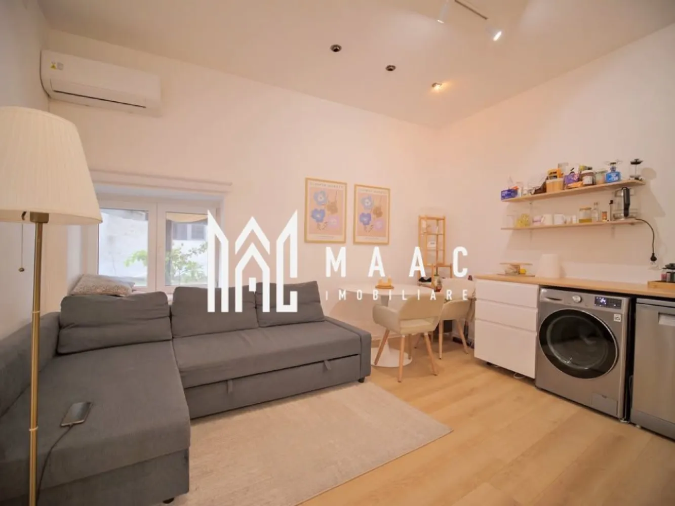 Apartament 2 Camere | 36 Mp | Zona Ultracentrală - MAAC Imobiliare vă propune spre vânzare un apartament complet renovat în 2024, inclusiv acoperișul, situat în inima orașului, una dintre cele mai căutate zone din Centrul Vechi al Sibiului. Caracteristici ale apartamentului Suprafață utilă: 36 mp Compartimentare eficientă: Baie modernă + toaletă de serviciu Hol de intrare + zonă de gătit Hol interior Dormitor / birou Living room + zonă de preparat mâncare / cafea Curte comună cu intrare exclusivă pe scară proprie Spațiu de subsol pentru depozitare Dotări și finisaje Centr ală termică proprie Aer condiționat 18.000 BTU cu funcție de încălzire Baie complet renovată cu hidroizolație WC suspendat cu rezervor încastrat Cădiță de duș slim Mașină de spălat vase și mașină de spălat rufe Bucătărie complet mobilată și utilată Parchet aqua stop high traffic, ideal pentru durabilitate și confort Localizare Premium Apartamentul este amplasat la mai puțin de 5 minute de Piața Mare, la intersecția străzilor Ocnei, 9 Mai și Faurului – zonă cu acces facil către toate punctele de interes turistic, cultural și comercial. O locație ideală atât pentru locuit, cât și pentru investiție. Se vinde complet mobilat ca în poze, iar la cerere se poate preda și parțial mobilat, în funcție de preferințe. Ideal pentru: Un cuplu O persoană singură Regim hotelier, datorită poziției excelente Pentru mai multe detalii sau pentru a programa o vizionare, vă rugăm să ne contactați, specificând ID:CP2832658 }}