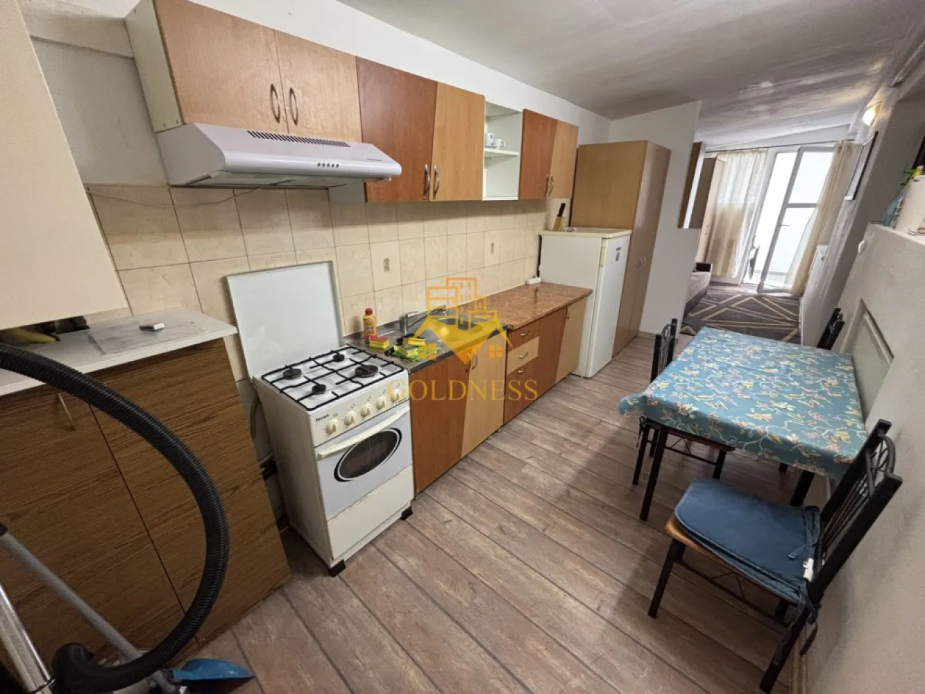 Garsoniera moderna, balcon, parcare, Buna Ziua, Calea Turzii ROD, OMW - GOLDNESS Imobiliare vă propune spre închiriere un apartament cu o camera complet mobilat și utilat, la etajul 2 într-un imobil de 4 etaje, în cart. Buna Ziua. Se poate inchiria separat un loc de parcare esterior la pretul de 50 euro sau subteran la 100 euro. Se află în apropierea stațiilor de transport în comun, magazine, restaurante, spații verzi, farmacii, etc. Garsoniera este compartimentata astfel: - camera cu canapea extensibila dressing. - bucatarie complet utilată și mobilată loc de servit masa. - baie cu cabina de dus, calorifer port prosop și dulap pentru depozitare. - balcon. Imobilul este dotat cu toate cele necesare- centrală proprie, frigider, aragaz, hotă, mașină de spălat haine, etc. Dacă sunteți interesați de acest apartament și doriți să îl vizionați, dar și pentru alte oferte nu ezitați să ne contactați telefonic sau prin e-mail. Vă stăm la dispoziție! Pentru intermediere se percepe un comision de 50% din prețul chiriei! }}