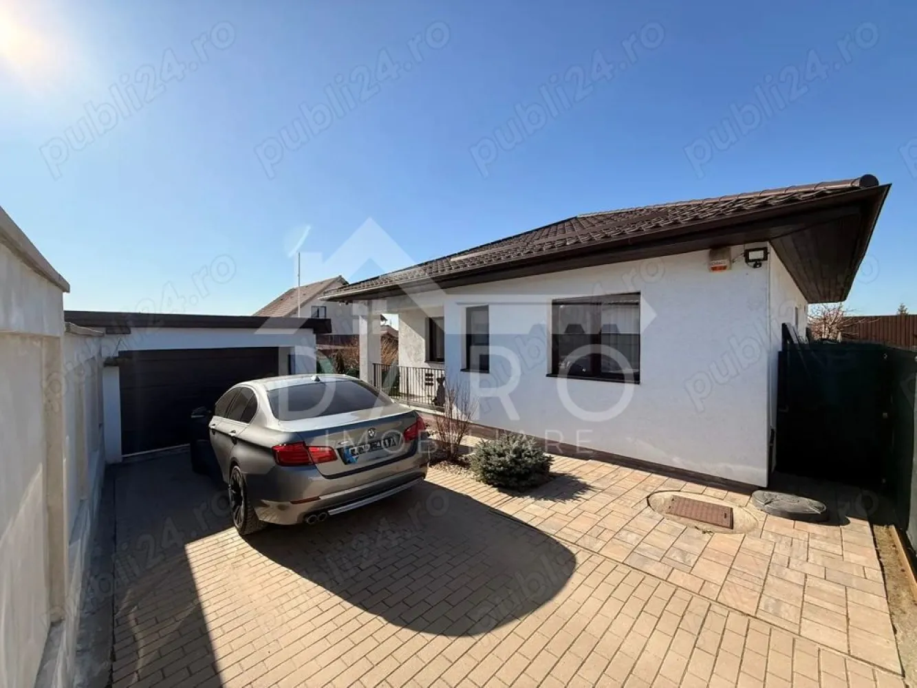 🏡 Casă modernă de vânzare | 3 camere | Sâncraiu de Mureș - 🏡 Casă modernă de vânzare | 3 camere | curte amenajată | garaj | Sâncraiu de Mureș Vă prezentăm o proprietate deosebită, construită în 2018, situată într-o zonă liniștită din Sâncraiu de Mureș, foarte aproape de primărie, școală, magazine și stația de transport în comun. Casa este ideală pentru cei care își doresc confort, spațiu și intimitate, fiind complet mobilată și utilată, pregătită pentru mutare imediată. 💰 Preț: 222.000 € 📐 Suprafețe: ✔ suprafață utilă: 80 mp ✔ suprafață construită: 110 mp ✔ teren: 370 mp 🏡 Compartimentare inteligentă: ✔ living generos open-space cu bucătăria ✔ 2 dormitoare luminoase ✔ baie spațioasă cu finisaje moderne ✔ hol ✔ terasă ✔ foișor complet amenajat ✔ garaj automatizat ✨ Interiorul impresionează prin: ✔ living spațios cu zonă de relaxare și lumină naturală abundentă ✔ bucătărie modernă, mobilată și utilată complet ✔ mobilier elegant și finisaje moderne ✔ pardoseli de calitate și design contemporan ✔ baie amenajată cu bun gust și materiale moderne ✔ camere luminoase, decorate armonios 🔥 Dotări și construcție: ✔ construcție din cărămidă ✔ izolație exterioară 10 cm ✔ centrală termică proprie și calorifere ✔ ferestre termopan PVC ✔ acoperiș din tablă ✔ pod parțial podit pentru depozitare 🌳 Curte amenajată complet: ✔ pavaj în jurul casei ✔ gazon și plante ornamentale ✔ pomi fructiferi și arbori decorativi ✔ curte întreținută și foarte plăcută 🍖 Foișor spectaculos pentru relaxare: ✔ zonă de dining ✔ grătar construit din cărămidă și șamotă ✔ chiuvetă și blat de lucru ✔ plită pe inducție ✔ mini frigider ✔ TV ✔ spațiu perfect pentru petrecerea timpului cu familia sau prietenii 🚗 Garaj privat cu ușă automatizată + acces pietonal separat. 🔒 Casa dispune de sistem de alarmă și supraveghere video, conectat la Gombos Security. 🎁 Bonus: materialele pentru înlocuirea gardului (tablă Carreta) în valoare de 2000 €. 📍 Avantaje locație: ✔ zonă liniștită de case ✔ acces rapid către Târgu Mureș ✔ aproape de magazine, școală și transport public 🤝 Proprietate promovată prin DARO Imobiliare 💳 Dacă doriți să cumpărați această proprietate prin credit, prin Kiwi Finance beneficiați de: ✔ analiză GRATUITĂ a eligibilității ✔ acces la oferte de finanțare de la peste 12 bănci ✔ negocierea dobânzii în favoarea dumneavoastră ✔ suport complet până la semnarea contractului de credit 📞 Detalii și programări pentru vizionare: Coman Maria – DARO Imobiliare & Kiwi Finance 📱 0749 535 729 }}