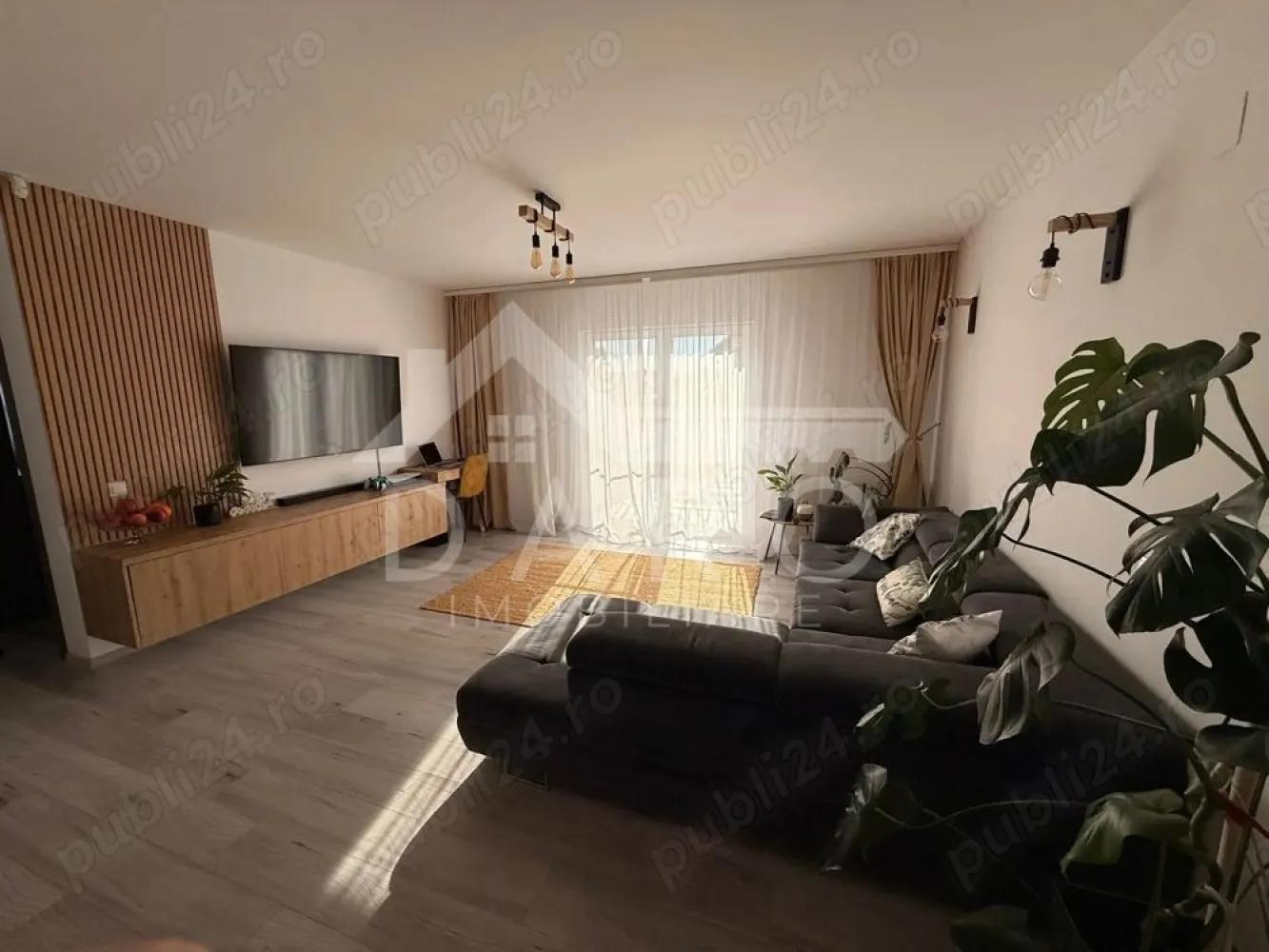 🏡 Casă modernă de vânzare | 3 camere | Sâncraiu de Mureș - 🏡 Casă modernă de vânzare | 3 camere | curte amenajată | garaj | Sâncraiu de Mureș Vă prezentăm o proprietate deosebită, construită în 2018, situată într-o zonă liniștită din Sâncraiu de Mureș, foarte aproape de primărie, școală, magazine și stația de transport în comun. Casa este ideală pentru cei care își doresc confort, spațiu și intimitate, fiind complet mobilată și utilată, pregătită pentru mutare imediată. 💰 Preț: 222.000 € 📐 Suprafețe: ✔ suprafață utilă: 80 mp ✔ suprafață construită: 110 mp ✔ teren: 370 mp 🏡 Compartimentare inteligentă: ✔ living generos open-space cu bucătăria ✔ 2 dormitoare luminoase ✔ baie spațioasă cu finisaje moderne ✔ hol ✔ terasă ✔ foișor complet amenajat ✔ garaj automatizat ✨ Interiorul impresionează prin: ✔ living spațios cu zonă de relaxare și lumină naturală abundentă ✔ bucătărie modernă, mobilată și utilată complet ✔ mobilier elegant și finisaje moderne ✔ pardoseli de calitate și design contemporan ✔ baie amenajată cu bun gust și materiale moderne ✔ camere luminoase, decorate armonios 🔥 Dotări și construcție: ✔ construcție din cărămidă ✔ izolație exterioară 10 cm ✔ centrală termică proprie și calorifere ✔ ferestre termopan PVC ✔ acoperiș din tablă ✔ pod parțial podit pentru depozitare 🌳 Curte amenajată complet: ✔ pavaj în jurul casei ✔ gazon și plante ornamentale ✔ pomi fructiferi și arbori decorativi ✔ curte întreținută și foarte plăcută 🍖 Foișor spectaculos pentru relaxare: ✔ zonă de dining ✔ grătar construit din cărămidă și șamotă ✔ chiuvetă și blat de lucru ✔ plită pe inducție ✔ mini frigider ✔ TV ✔ spațiu perfect pentru petrecerea timpului cu familia sau prietenii 🚗 Garaj privat cu ușă automatizată + acces pietonal separat. 🔒 Casa dispune de sistem de alarmă și supraveghere video, conectat la Gombos Security. 🎁 Bonus: materialele pentru înlocuirea gardului (tablă Carreta) în valoare de 2000 €. 📍 Avantaje locație: ✔ zonă liniștită de case ✔ acces rapid către Târgu Mureș ✔ aproape de magazine, școală și transport public 🤝 Proprietate promovată prin DARO Imobiliare 💳 Dacă doriți să cumpărați această proprietate prin credit, prin Kiwi Finance beneficiați de: ✔ analiză GRATUITĂ a eligibilității ✔ acces la oferte de finanțare de la peste 12 bănci ✔ negocierea dobânzii în favoarea dumneavoastră ✔ suport complet până la semnarea contractului de credit 📞 Detalii și programări pentru vizionare: Coman Maria – DARO Imobiliare & Kiwi Finance 📱 0749 535 729 }}