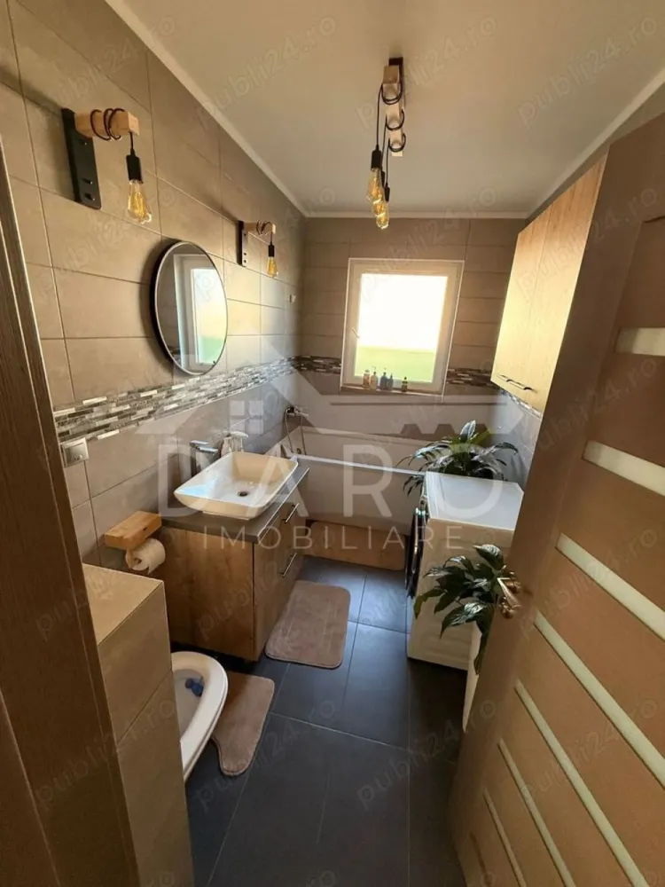 🏡 Casă modernă de vânzare | 3 camere | Sâncraiu de Mureș - 🏡 Casă modernă de vânzare | 3 camere | curte amenajată | garaj | Sâncraiu de Mureș Vă prezentăm o proprietate deosebită, construită în 2018, situată într-o zonă liniștită din Sâncraiu de Mureș, foarte aproape de primărie, școală, magazine și stația de transport în comun. Casa este ideală pentru cei care își doresc confort, spațiu și intimitate, fiind complet mobilată și utilată, pregătită pentru mutare imediată. 💰 Preț: 222.000 € 📐 Suprafețe: ✔ suprafață utilă: 80 mp ✔ suprafață construită: 110 mp ✔ teren: 370 mp 🏡 Compartimentare inteligentă: ✔ living generos open-space cu bucătăria ✔ 2 dormitoare luminoase ✔ baie spațioasă cu finisaje moderne ✔ hol ✔ terasă ✔ foișor complet amenajat ✔ garaj automatizat ✨ Interiorul impresionează prin: ✔ living spațios cu zonă de relaxare și lumină naturală abundentă ✔ bucătărie modernă, mobilată și utilată complet ✔ mobilier elegant și finisaje moderne ✔ pardoseli de calitate și design contemporan ✔ baie amenajată cu bun gust și materiale moderne ✔ camere luminoase, decorate armonios 🔥 Dotări și construcție: ✔ construcție din cărămidă ✔ izolație exterioară 10 cm ✔ centrală termică proprie și calorifere ✔ ferestre termopan PVC ✔ acoperiș din tablă ✔ pod parțial podit pentru depozitare 🌳 Curte amenajată complet: ✔ pavaj în jurul casei ✔ gazon și plante ornamentale ✔ pomi fructiferi și arbori decorativi ✔ curte întreținută și foarte plăcută 🍖 Foișor spectaculos pentru relaxare: ✔ zonă de dining ✔ grătar construit din cărămidă și șamotă ✔ chiuvetă și blat de lucru ✔ plită pe inducție ✔ mini frigider ✔ TV ✔ spațiu perfect pentru petrecerea timpului cu familia sau prietenii 🚗 Garaj privat cu ușă automatizată + acces pietonal separat. 🔒 Casa dispune de sistem de alarmă și supraveghere video, conectat la Gombos Security. 🎁 Bonus: materialele pentru înlocuirea gardului (tablă Carreta) în valoare de 2000 €. 📍 Avantaje locație: ✔ zonă liniștită de case ✔ acces rapid către Târgu Mureș ✔ aproape de magazine, școală și transport public 🤝 Proprietate promovată prin DARO Imobiliare 💳 Dacă doriți să cumpărați această proprietate prin credit, prin Kiwi Finance beneficiați de: ✔ analiză GRATUITĂ a eligibilității ✔ acces la oferte de finanțare de la peste 12 bănci ✔ negocierea dobânzii în favoarea dumneavoastră ✔ suport complet până la semnarea contractului de credit 📞 Detalii și programări pentru vizionare: Coman Maria – DARO Imobiliare & Kiwi Finance 📱 0749 535 729 }}