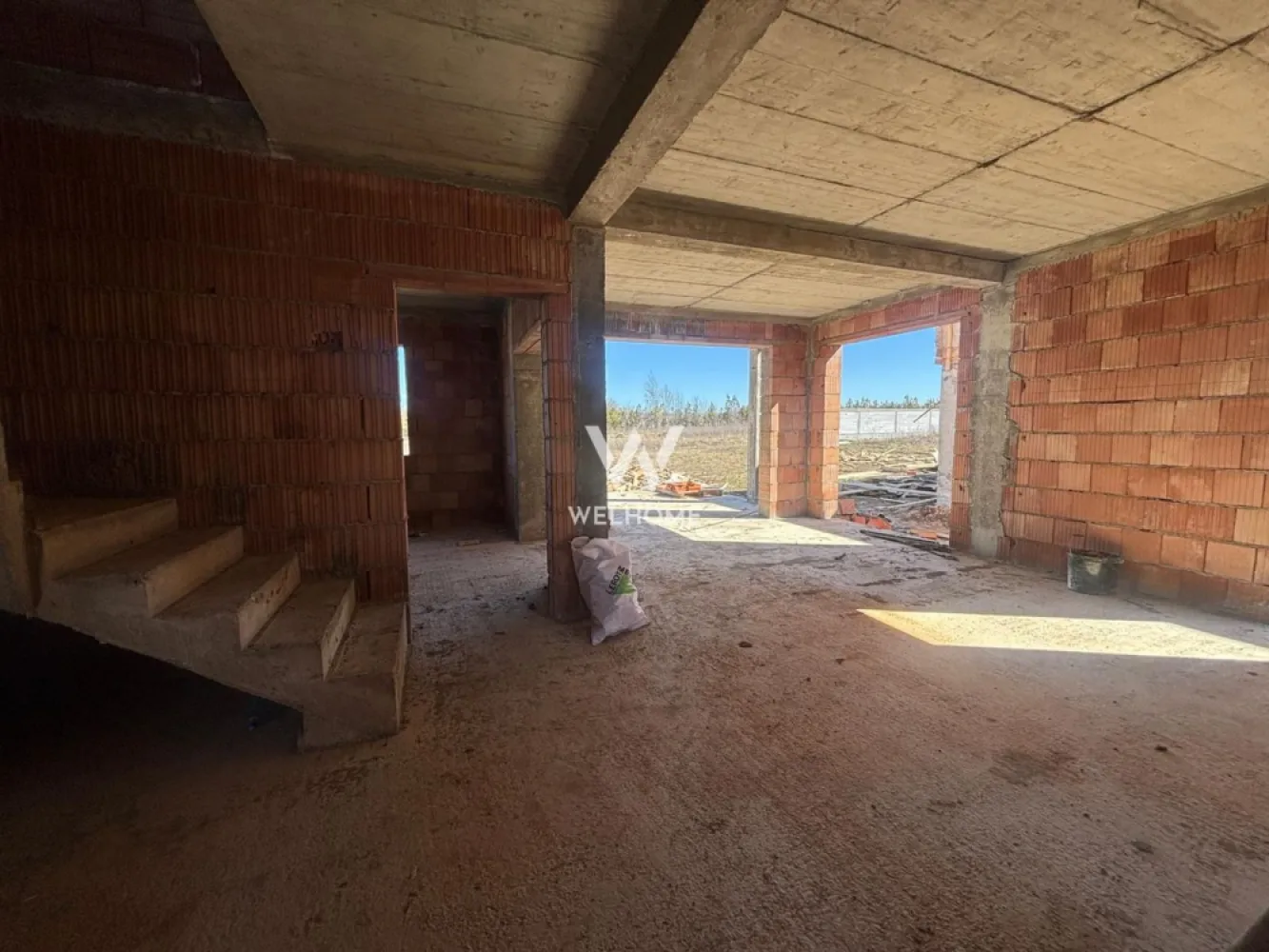 Casa MODERNA cu Garaj si teren 550mp - Locuinta individuala, cu 5 camere, Garaj si spatiu tehnic. Vine cu o suprafata utila de 145 mp si o compartimentare ideala. LA PARTER: - Hol de acces cu zona pentru papucar -Baie -Dormitor/ birou -Bucatarie separata -Living spatios cu acces in terasa care da in curtea din spate. Din zona de parter se face accesul si in garaj. LA ETAJ: - avem hol de acces -O baie mare destinata pentru 2 dintre dormitoare -Un dormitor matrimonial cu baie proprie si acces in balcon Tot de la etaj se poate face acces in pod unde poate fi folosit ca si spatiu de depozitare. Locuinta se preda cu toate utilitatile. LA EXTERIOR se preda LA CHEIE cu curtea nivelata, pavaj la acces auto si pietonal, gard si poarta. LA INTERIOR: Casa se preda LA ALB, cu centrala proprie si incalzire in pardoseala atat la parte cat si la etaj. Daca vrei sa stii mai multe detalii, contacteaza-ma. PRET: 270.000 EURO cu TVA INCLUS CONTACT: 0740029352 }}