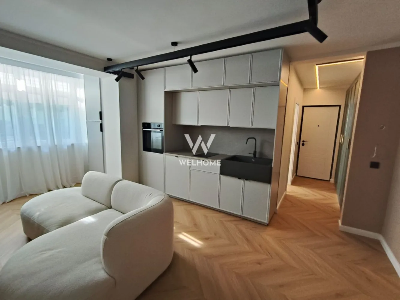 Apartament modern de închiriat, complet renovat - zona Liceul Economic - Se oferă spre închiriere apartament modern de închiriat, complet renovat, situat la parter, într-o zonă liniștită din Sibiu – zona Liceul Economic. Locuința are 53 mp utili și este compartimentată eficient: -living open-space cu bucătărie complet utilată, -dormitor mobilat, -cameră suplimentară ce poate fi amenajată ca birou sau al doilea dormitor, -1 baie Apartamentul dispune de încălzire în pardoseală, sistem de cogenerare la nivel de cartier, instalații refăcute, parchet SPC mineral și electrocasnice încorporate (mașină de spălat vase, mașină de spălat rufe cu uscător, Smart TV). Este eficient energetic și nu necesită aer condiționat. Locuri de parcare disponibile în spatele blocului. Preț: 650 € / lună + garanție Se percepe comision 50% din pretul unei chirii. Disponibil din 15 martie 2026 Contact: Laura - 0743030351 Masa și scaunele de dining vor fi livrate la finalul lunii martie. Nu se acceptă animale de companie. }}