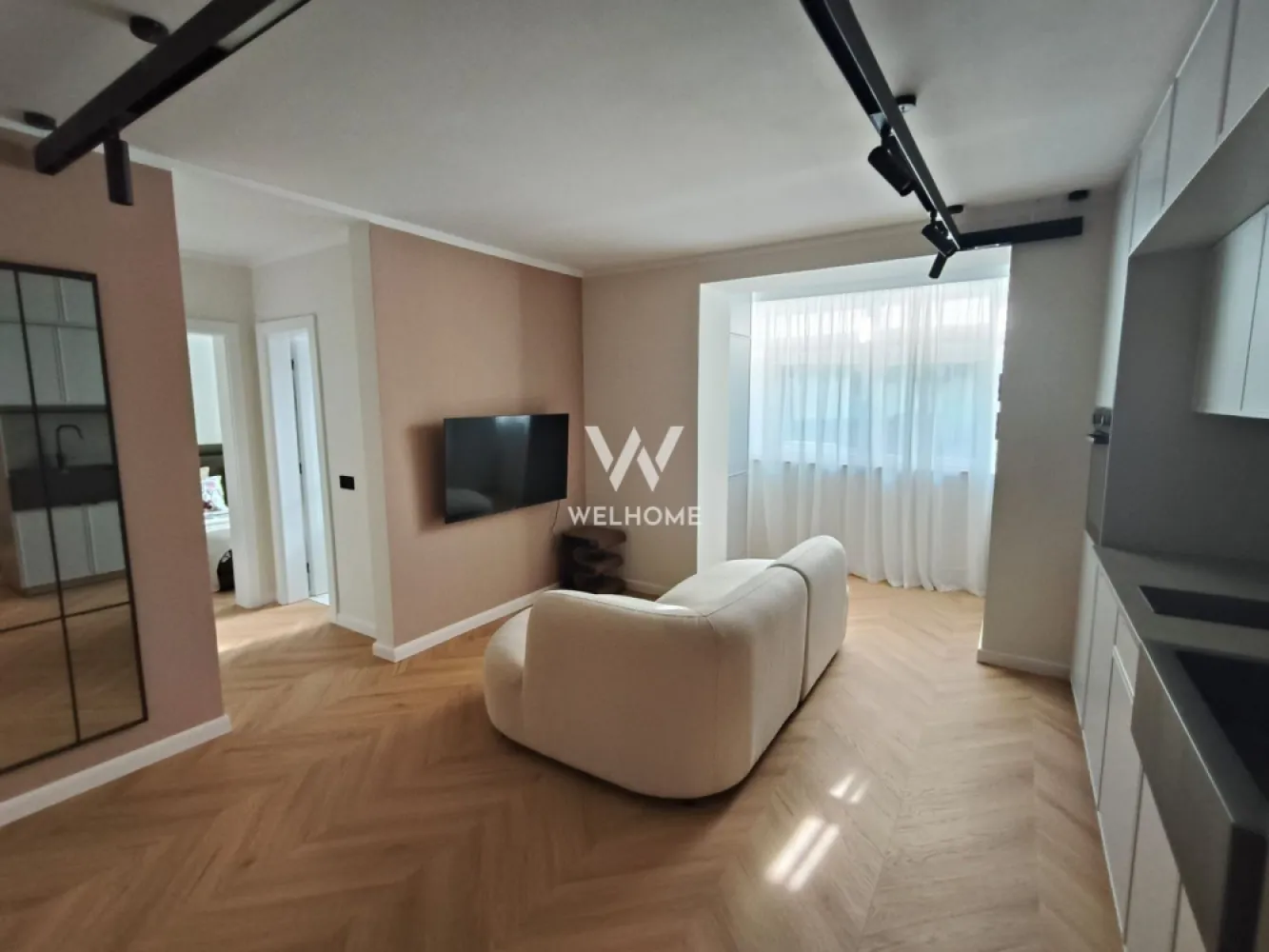 Apartament modern de închiriat, complet renovat - zona Liceul Economic - Se oferă spre închiriere apartament modern de închiriat, complet renovat, situat la parter, într-o zonă liniștită din Sibiu – zona Liceul Economic. Locuința are 53 mp utili și este compartimentată eficient: -living open-space cu bucătărie complet utilată, -dormitor mobilat, -cameră suplimentară ce poate fi amenajată ca birou sau al doilea dormitor, -1 baie Apartamentul dispune de încălzire în pardoseală, sistem de cogenerare la nivel de cartier, instalații refăcute, parchet SPC mineral și electrocasnice încorporate (mașină de spălat vase, mașină de spălat rufe cu uscător, Smart TV). Este eficient energetic și nu necesită aer condiționat. Locuri de parcare disponibile în spatele blocului. Preț: 650 € / lună + garanție Se percepe comision 50% din pretul unei chirii. Disponibil din 15 martie 2026 Contact: Laura - 0743030351 Masa și scaunele de dining vor fi livrate la finalul lunii martie. Nu se acceptă animale de companie. }}