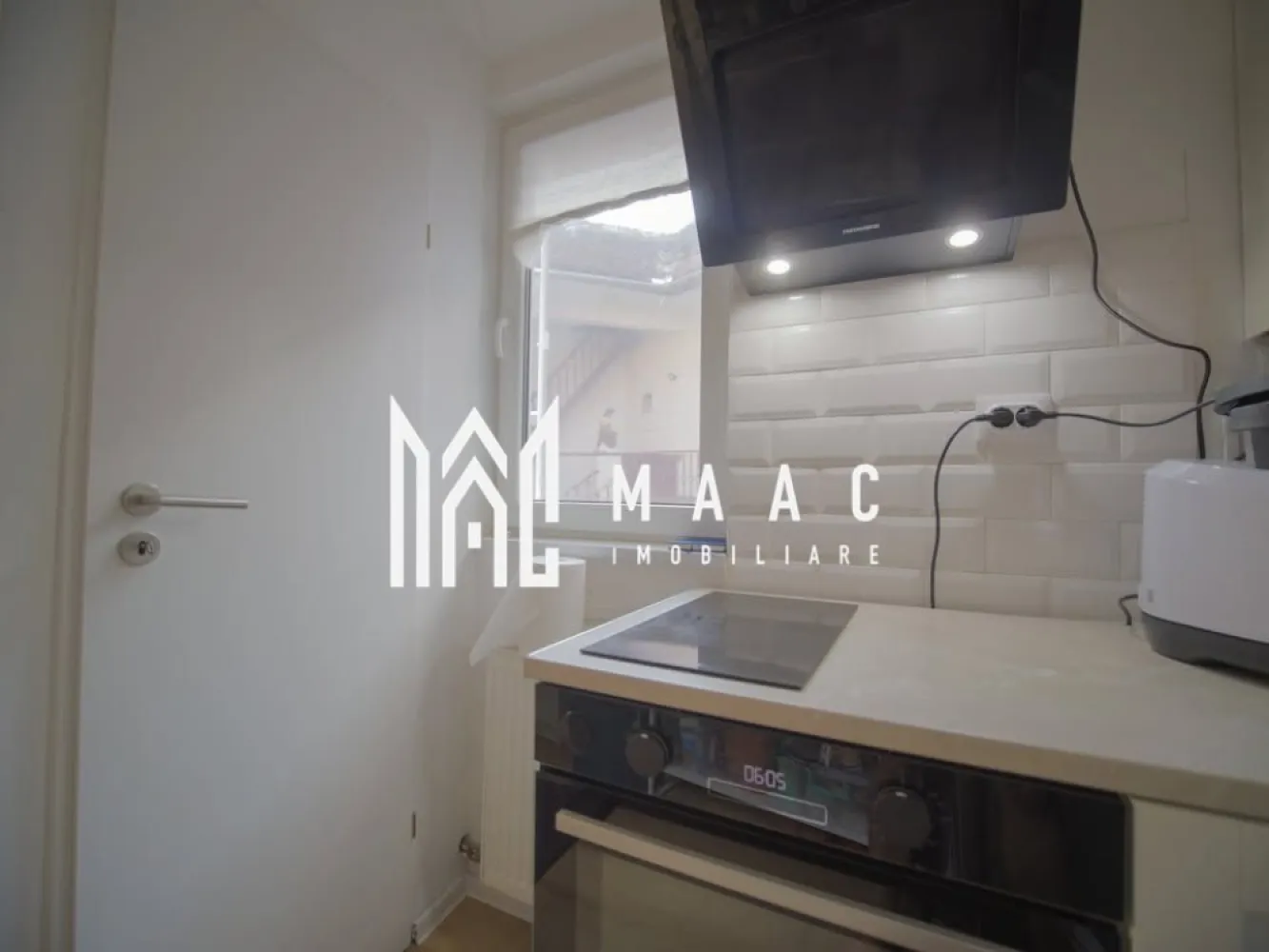 Apartament 2 Camere | 36 Mp | Zona Ultracentrală - MAAC Imobiliare vă propune spre vânzare un apartament complet renovat în 2024, inclusiv acoperișul, situat în inima orașului, una dintre cele mai căutate zone din Centrul Vechi al Sibiului. Caracteristici ale apartamentului Suprafață utilă: 36 mp Compartimentare eficientă: Baie modernă + toaletă de serviciu Hol de intrare + zonă de gătit Hol interior Dormitor / birou Living room + zonă de preparat mâncare / cafea Curte comună cu intrare exclusivă pe scară proprie Spațiu de subsol pentru depozitare Dotări și finisaje Centr ală termică proprie Aer condiționat 18.000 BTU cu funcție de încălzire Baie complet renovată cu hidroizolație WC suspendat cu rezervor încastrat Cădiță de duș slim Mașină de spălat vase și mașină de spălat rufe Bucătărie complet mobilată și utilată Parchet aqua stop high traffic, ideal pentru durabilitate și confort Localizare Premium Apartamentul este amplasat la mai puțin de 5 minute de Piața Mare, la intersecția străzilor Ocnei, 9 Mai și Faurului – zonă cu acces facil către toate punctele de interes turistic, cultural și comercial. O locație ideală atât pentru locuit, cât și pentru investiție. Se vinde complet mobilat ca în poze, iar la cerere se poate preda și parțial mobilat, în funcție de preferințe. Ideal pentru: Un cuplu O persoană singură Regim hotelier, datorită poziției excelente Pentru mai multe detalii sau pentru a programa o vizionare, vă rugăm să ne contactați, specificând ID:CP2832658 }}