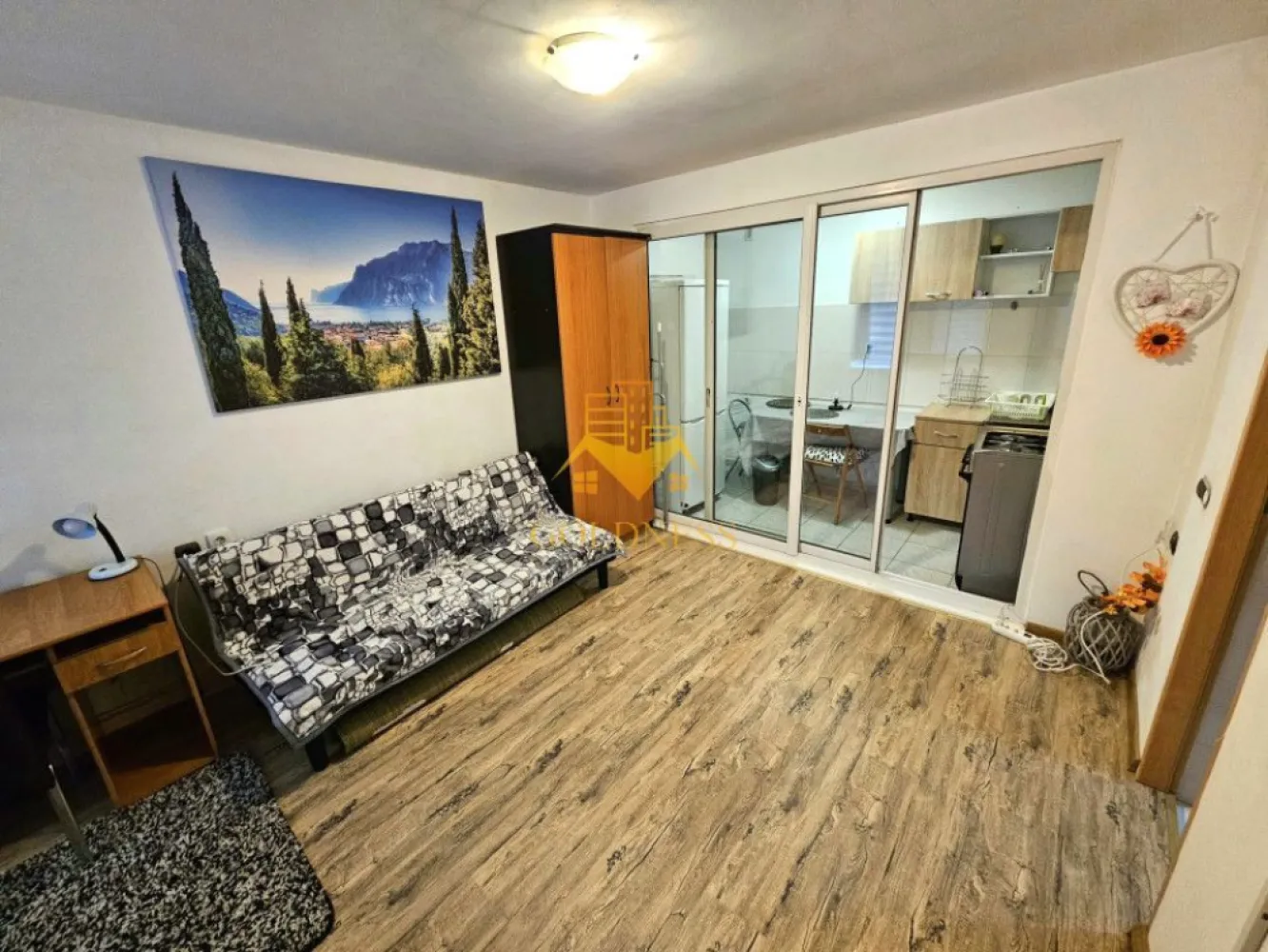 2 Camere, Ultracentral, Centru, zona Sora, Loc de parcare - GOLDNESS Imobiliare vă propune spre închiriere un apartament cu 2 camere complet mobilat și utilat, la Parter în zona centrala . Apartamentul este compartimentat astfel: - dormitor cu pat matrimonial, dressing - living open-space, canapea extensibla, masa de birou - bucatarie mobilata, complet utilata, loc de servit masa - baie cu cabina de dus, calorifer port prosop inox și dulap pentru depozitare. - terasă Imobilul este dotat cu toate cele necesare - centrală proprie, mașină de spălat haine, frigider, aragaz, etc. Se află în apropierea stațiilor de transport în comun, magazine, restaurante, spații verzi, farmacii, etc. Dispune de loc de parcare !! Dacă sunteți interesați de acest apartament și doriți să îl vizionați, dar și pentru alte oferte sau detalii nu ezitați să ne contactați telefonic sau prin e-mail - goldnessimobiliare@gmail.com. Vă stăm la dispoziție! Pentru intermediere se percepe un comision de 50% din pretul chiriei! }}