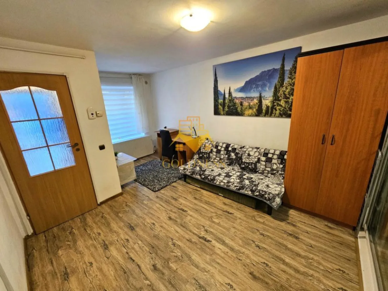 2 Camere, Ultracentral, Centru, zona Sora, Loc de parcare - GOLDNESS Imobiliare vă propune spre închiriere un apartament cu 2 camere complet mobilat și utilat, la Parter în zona centrala . Apartamentul este compartimentat astfel: - dormitor cu pat matrimonial, dressing - living open-space, canapea extensibla, masa de birou - bucatarie mobilata, complet utilata, loc de servit masa - baie cu cabina de dus, calorifer port prosop inox și dulap pentru depozitare. - terasă Imobilul este dotat cu toate cele necesare - centrală proprie, mașină de spălat haine, frigider, aragaz, etc. Se află în apropierea stațiilor de transport în comun, magazine, restaurante, spații verzi, farmacii, etc. Dispune de loc de parcare !! Dacă sunteți interesați de acest apartament și doriți să îl vizionați, dar și pentru alte oferte sau detalii nu ezitați să ne contactați telefonic sau prin e-mail - goldnessimobiliare@gmail.com. Vă stăm la dispoziție! Pentru intermediere se percepe un comision de 50% din pretul chiriei! }}