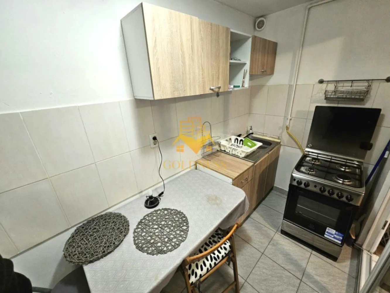 2 Camere, Ultracentral, Centru, zona Sora, Loc de parcare - GOLDNESS Imobiliare vă propune spre închiriere un apartament cu 2 camere complet mobilat și utilat, la Parter în zona centrala . Apartamentul este compartimentat astfel: - dormitor cu pat matrimonial, dressing - living open-space, canapea extensibla, masa de birou - bucatarie mobilata, complet utilata, loc de servit masa - baie cu cabina de dus, calorifer port prosop inox și dulap pentru depozitare. - terasă Imobilul este dotat cu toate cele necesare - centrală proprie, mașină de spălat haine, frigider, aragaz, etc. Se află în apropierea stațiilor de transport în comun, magazine, restaurante, spații verzi, farmacii, etc. Dispune de loc de parcare !! Dacă sunteți interesați de acest apartament și doriți să îl vizionați, dar și pentru alte oferte sau detalii nu ezitați să ne contactați telefonic sau prin e-mail - goldnessimobiliare@gmail.com. Vă stăm la dispoziție! Pentru intermediere se percepe un comision de 50% din pretul chiriei! }}