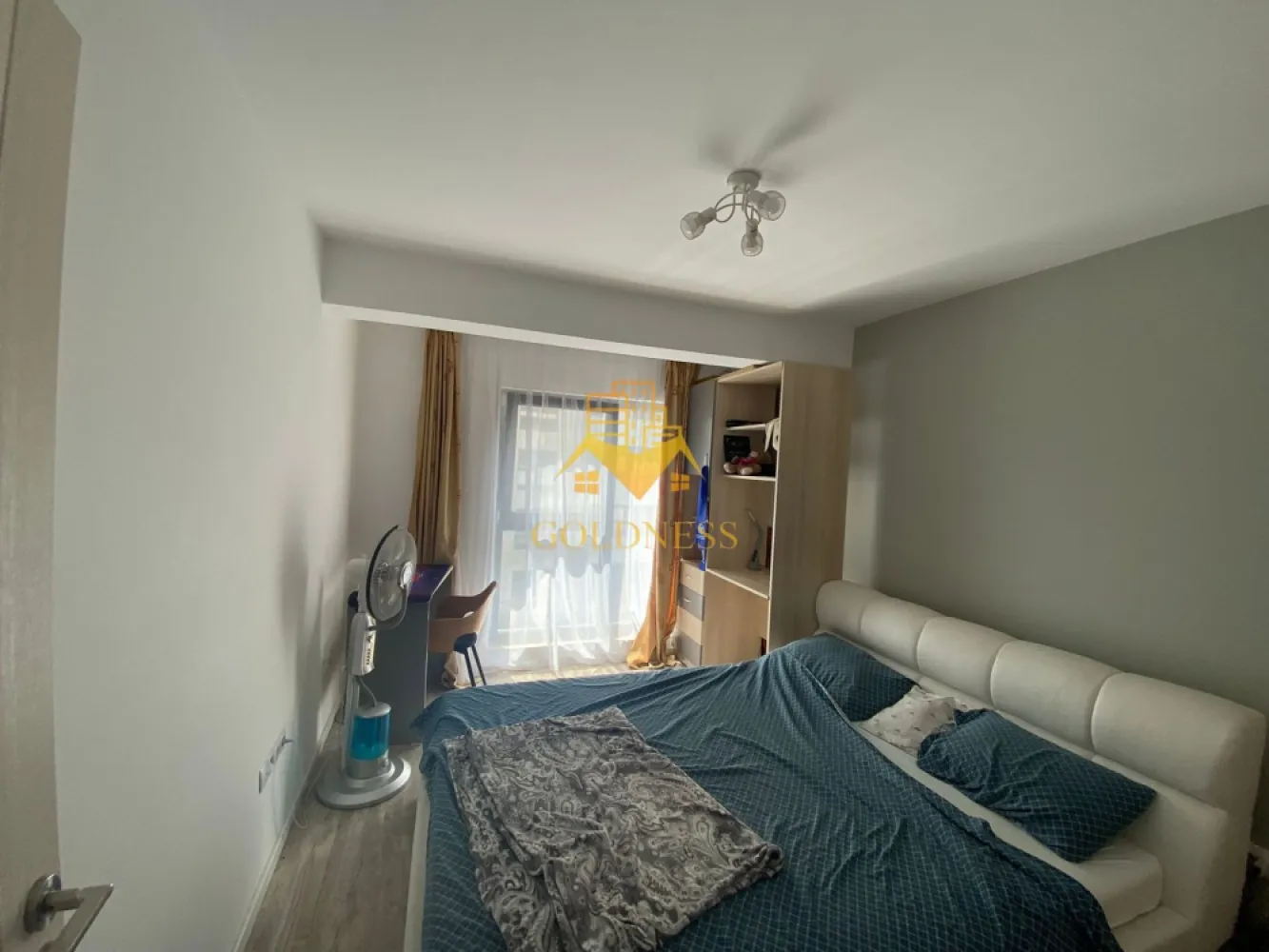 2 camere, Parcare, Zona Vivo Mall, Amethyst, Metro, Momax, Floresti - GOLDNESS Imobiliare vă propune spre închiriere un apartament cu 2 camere complet mobilat și utilat, la etajul 2 într-un imobil de 7 etaje, situat în Floresti. Dispune de loc de parcare in subteran! Se află în apropierea stațiilor de transport în comun, magazine, restaurante, spații verzi, farmacii, vivo mall etc. Apartamentul este compartimentat astfel: - living cu canapea extensibila, masuta de cafea, comoda si tv. - dormitor cu pat matrimonial, dressing, noptiere. - bucatarie complet utilată și mobilată, loc de servit masa. - baie cu cabina de dusși dulap pentru depozitare. - terasa de 22 mp. Imobilul este dotat cu toate cele necesare- centrală proprie, frigider, plita electrica, hotă, mașină de spălat haine, masina de spalat vase etc. Dacă sunteți interesați de acest apartament și doriți să îl vizionați, dar și pentru alte oferte nu ezitați să ne contactați telefonic sau prin e-mail. Vă stăm la dispoziție! Pentru intermediere se percepe un comision de 50% din prețul chiriei! }}