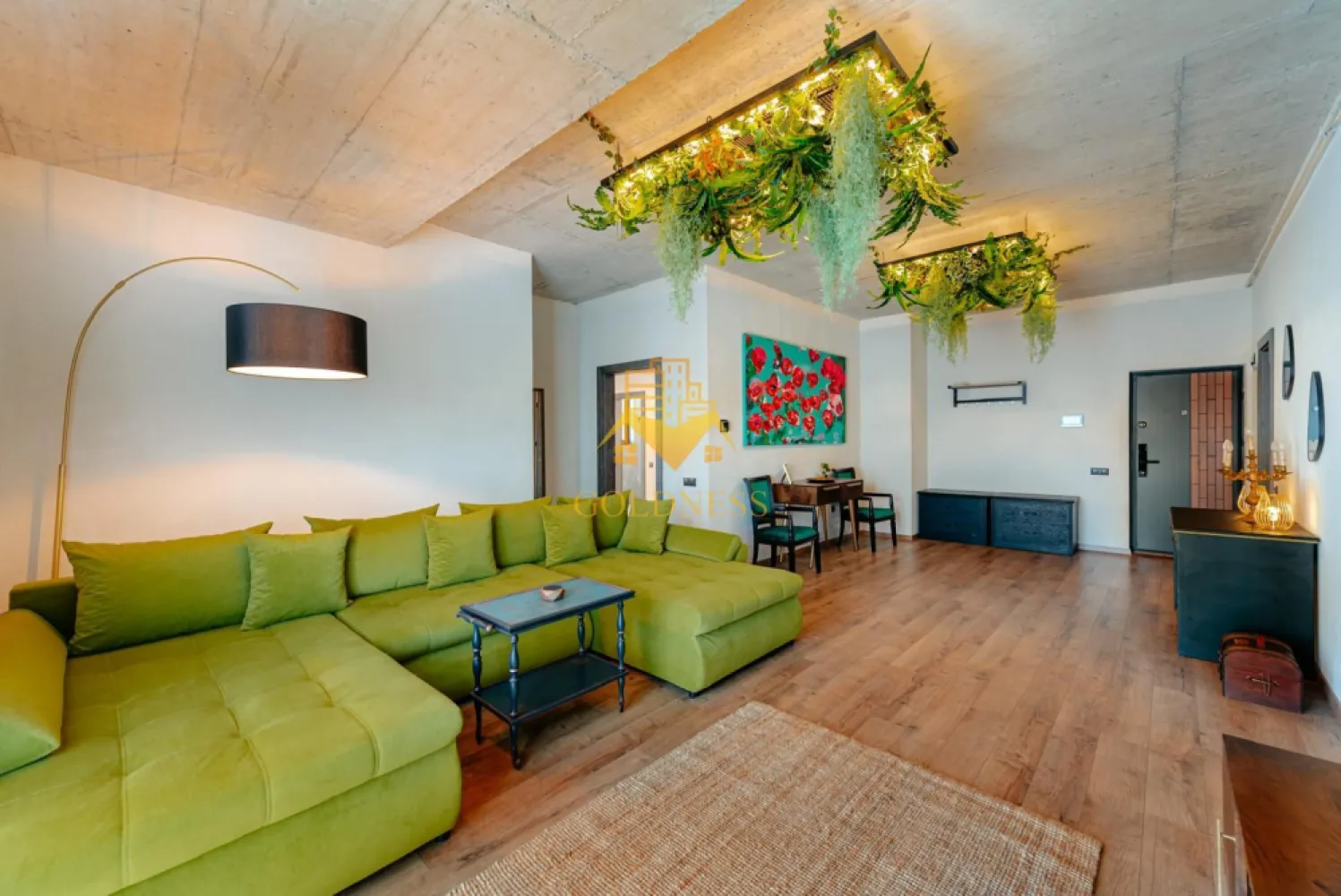 3 camere, 2 bai, Premium Zona Centrala, BOSCH, NTT Data,Mihai Viteazul - GOLDNESS Imobiliare vă propune spre închiriere un apartament cu 3 camere complet mobilat și utilat, la etajul 4 într-un imobil de 4 etaje, în Zona Centrala.
Dispune de loc de parcare subterana!
Se află în apropierea stațiilor de transport în comun, magazine, restaurante, spații verzi, farmacii, etc. 

Apartamentul este compartimentat astfel:
 - dormitor cu pat matrimonial, dressing, noptiere
 - dormitor cu pat matrimonial, dressing, noptiere
 - living cu bucatarie open space complet utilată și mobilată, canapea extensibilă, loc de servit masa 
 - baie cu cabina de dus, calorifer port prosop și dulap pentru depozitare.
 - baie cu cada, calorifer port prosop și dulap pentru depozitare.

Imobilul este dotat cu toate cele necesare- centrală proprie, frigider, aragaz, hotă, mașină de spălat haine, etc. 

Dacă sunteți interesați de acest apartament și doriți să îl vizionați, dar și pentru alte oferte nu ezitați să ne contactați telefonic sau prin e-mail. Vă stăm la dispoziție!
Pentru intermediere se percepe un comision de 50% din prețul chiriei!