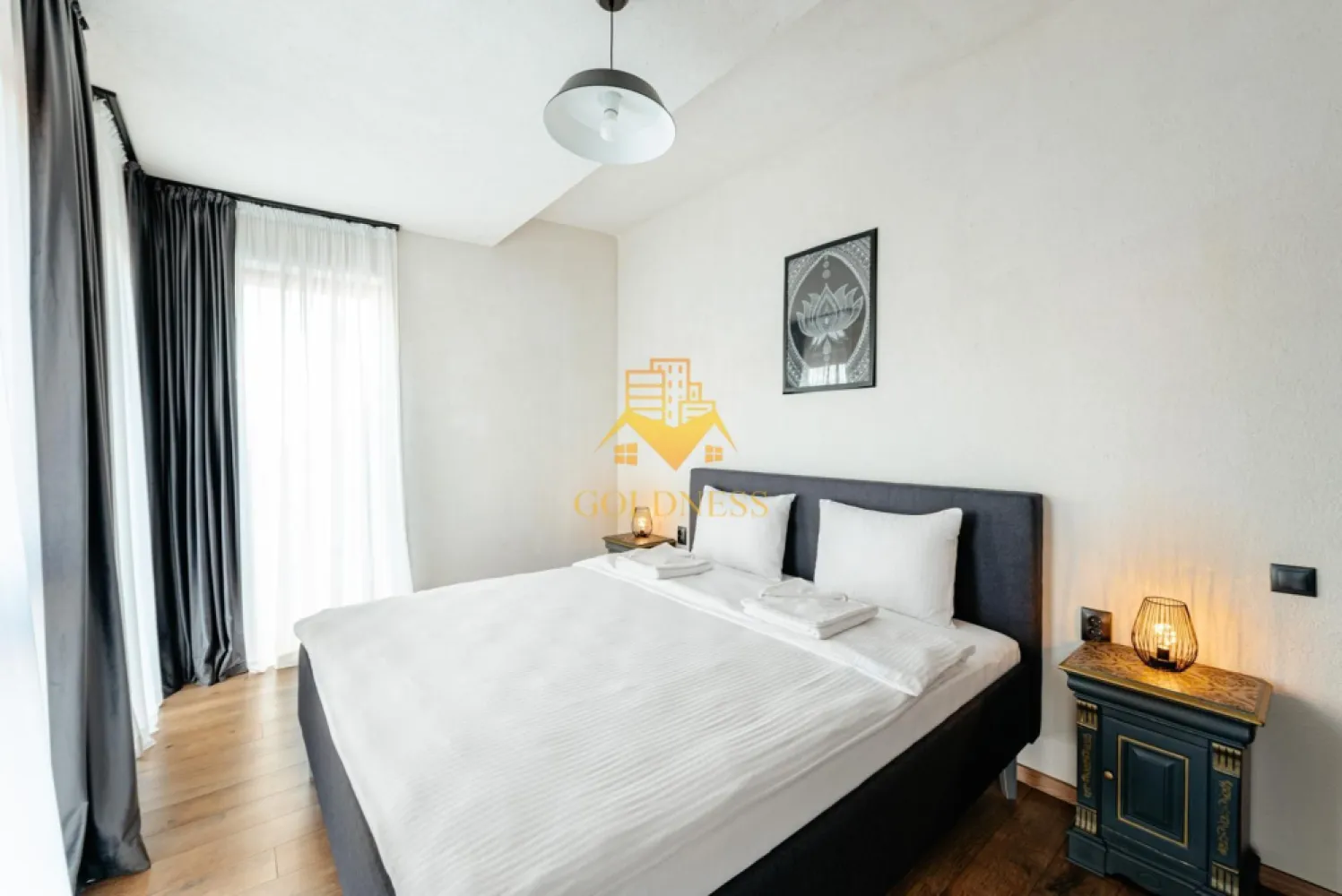3 camere, 2 bai, Premium Zona Centrala, BOSCH, NTT Data,Mihai Viteazul - GOLDNESS Imobiliare vă propune spre închiriere un apartament cu 3 camere complet mobilat și utilat, la etajul 4 într-un imobil de 4 etaje, în Zona Centrala.
Dispune de loc de parcare subterana!
Se află în apropierea stațiilor de transport în comun, magazine, restaurante, spații verzi, farmacii, etc. 

Apartamentul este compartimentat astfel:
 - dormitor cu pat matrimonial, dressing, noptiere
 - dormitor cu pat matrimonial, dressing, noptiere
 - living cu bucatarie open space complet utilată și mobilată, canapea extensibilă, loc de servit masa 
 - baie cu cabina de dus, calorifer port prosop și dulap pentru depozitare.
 - baie cu cada, calorifer port prosop și dulap pentru depozitare.

Imobilul este dotat cu toate cele necesare- centrală proprie, frigider, aragaz, hotă, mașină de spălat haine, etc. 

Dacă sunteți interesați de acest apartament și doriți să îl vizionați, dar și pentru alte oferte nu ezitați să ne contactați telefonic sau prin e-mail. Vă stăm la dispoziție!
Pentru intermediere se percepe un comision de 50% din prețul chiriei!